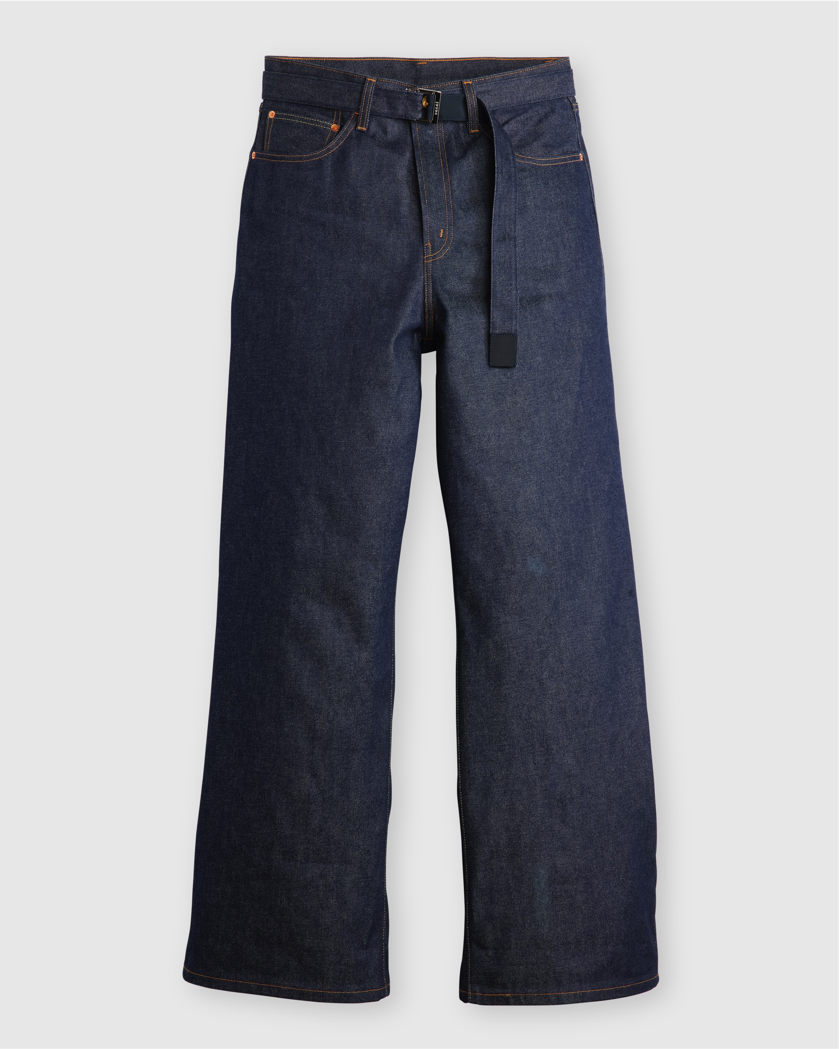Levi’s x sacai聯名系列靛藍寬版丹寧褲。NT$11,500（Levi's提供）