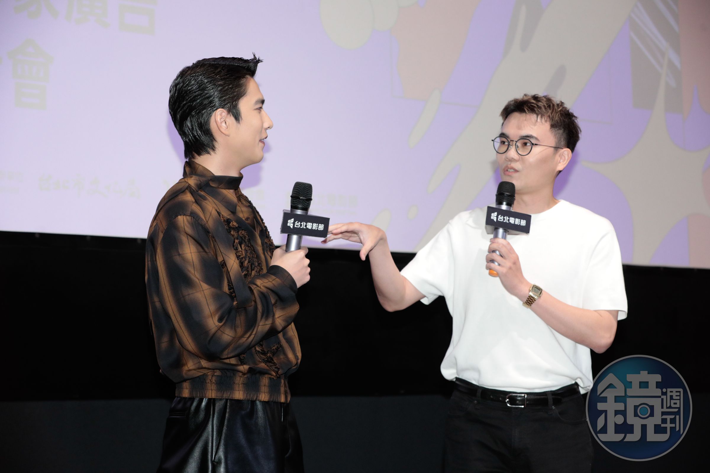 曾敬驊（左）與導演潘客印（右）回憶在有限的工作時間內，要重現多部代表作的經典人物。