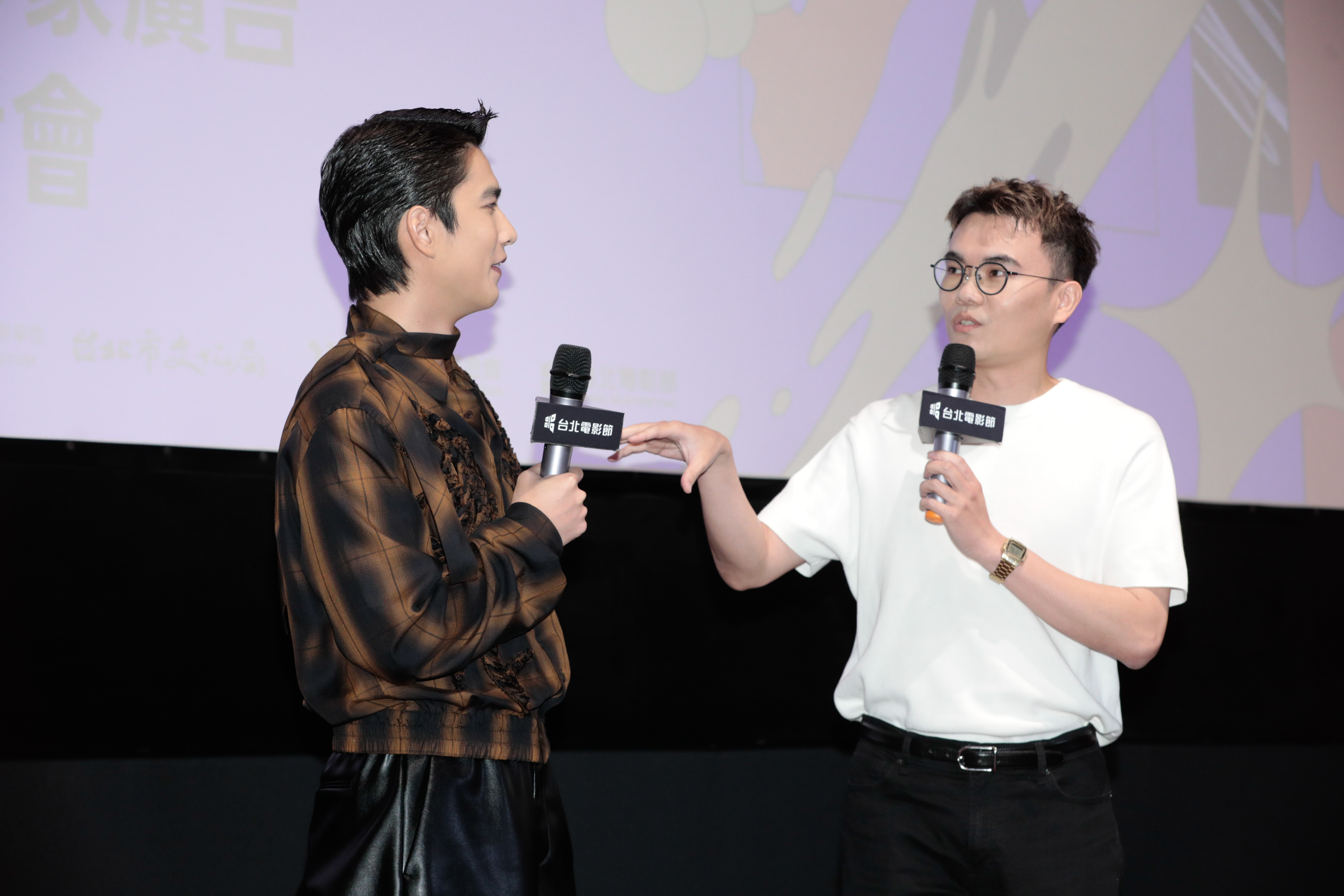 曾敬驊(左)與導演潘客印(右)回憶在有限的工作時間內,要重現多部代表作的經典人物。