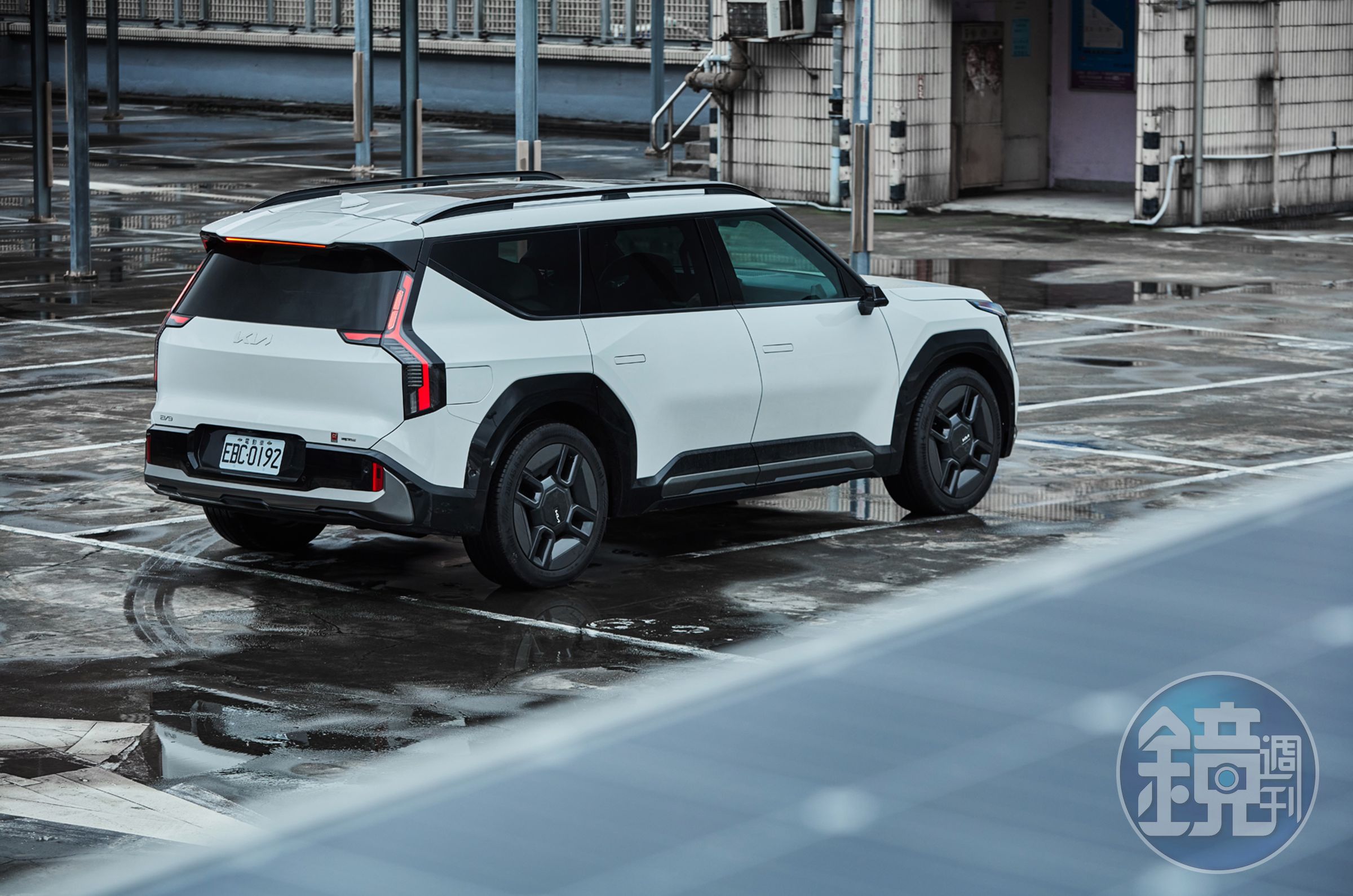 EV9絕對是一部會讓人充滿想像空間的車。我相信所有親身、甚至帶家人來一起體驗過EV9的人，肯定會在腦中迸出一堆火花、啟發出當入手這部車後，人生將會產生的無限變化與樂趣。