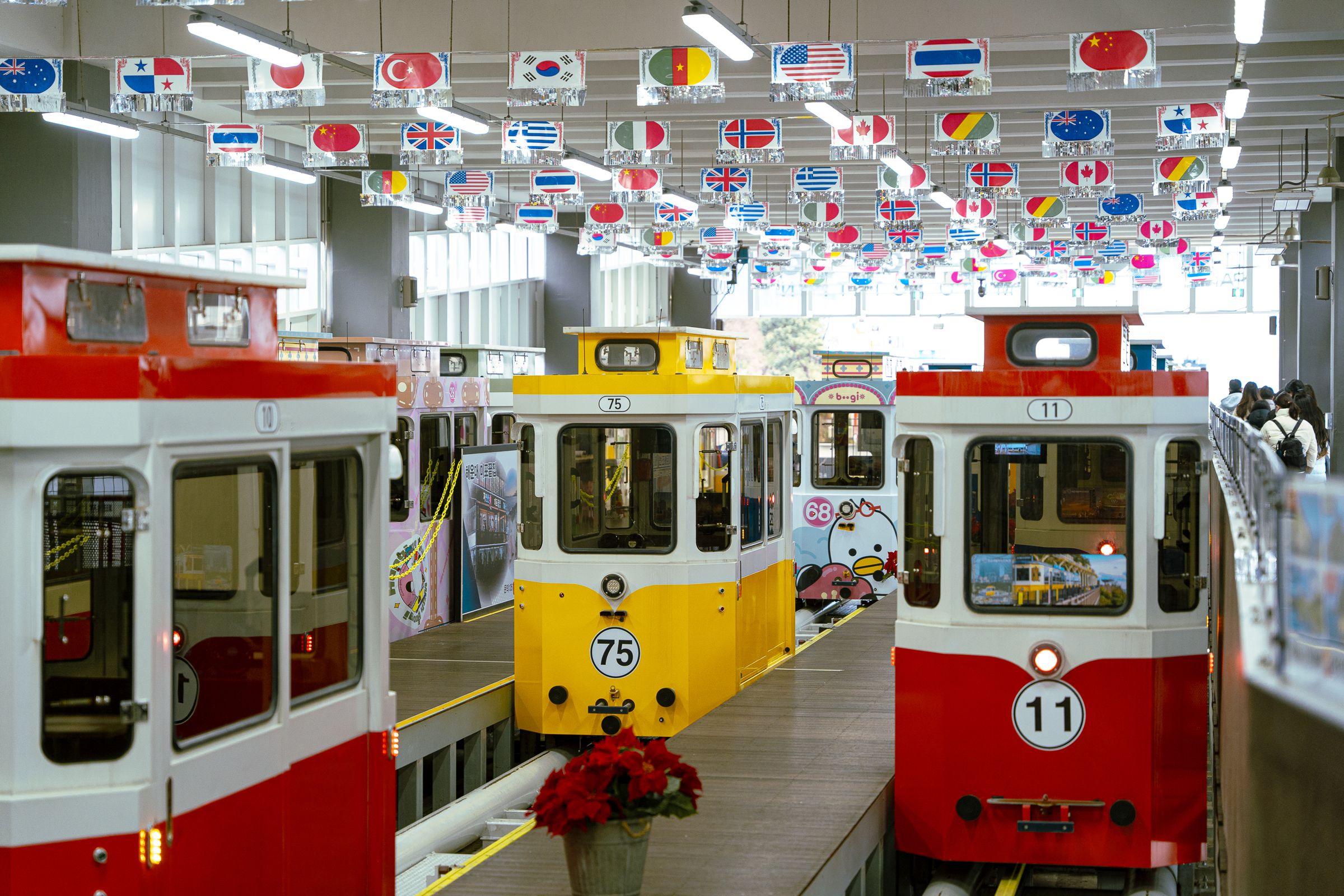 聚在一起的膠囊列車,讓場景宛如遊樂園。