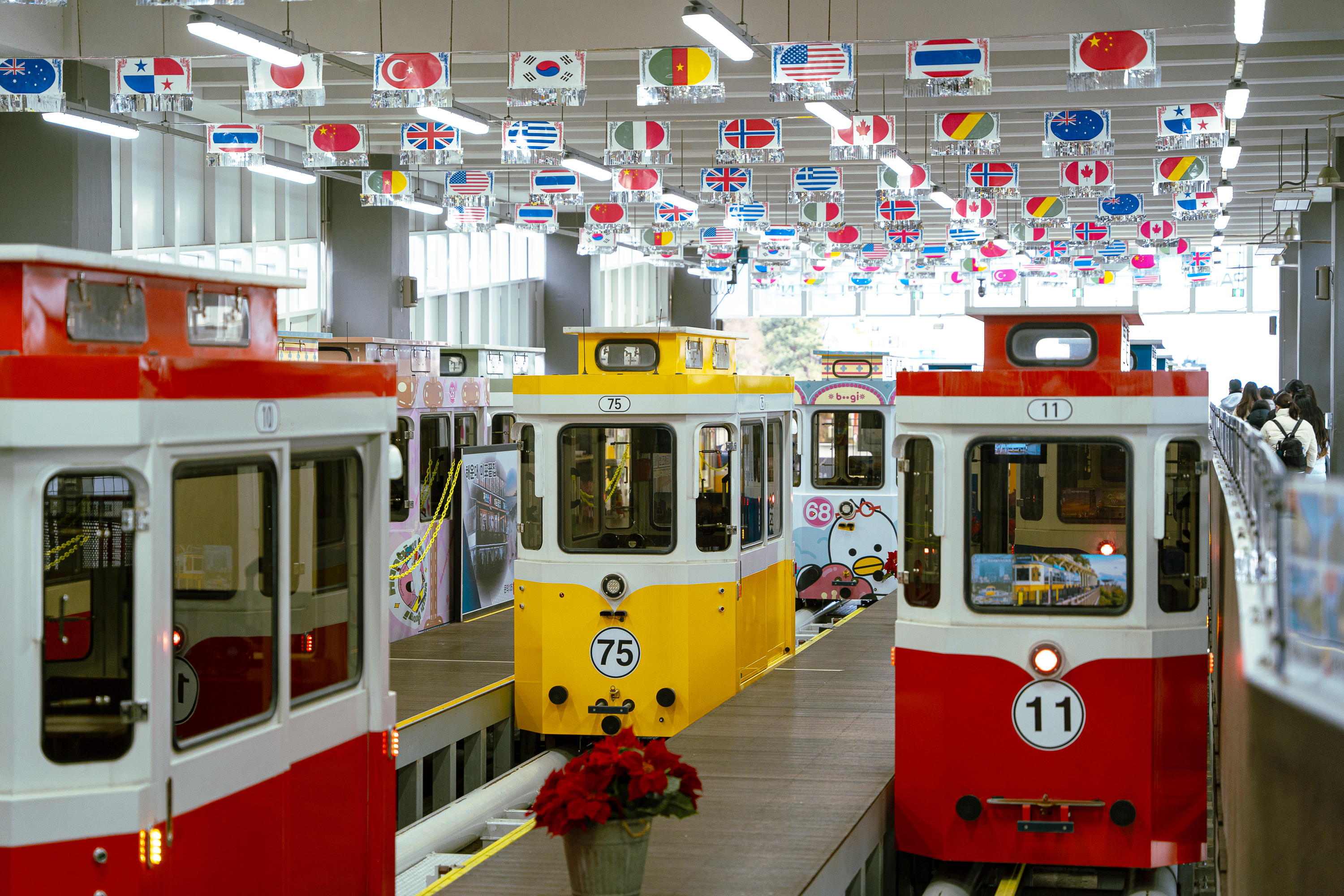 聚在一起的膠囊列車，讓場景宛如遊樂園。