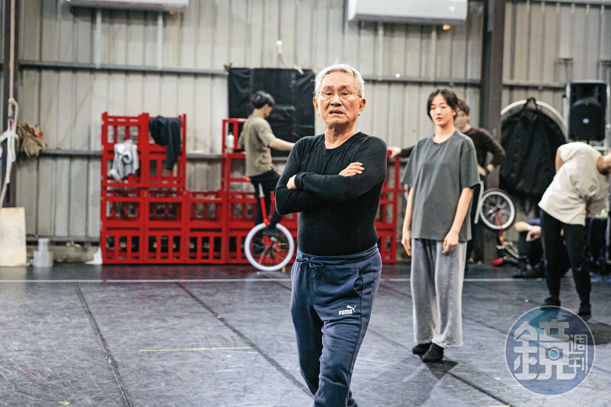 林懷民(前)在排練場神情專注地執導《幾米男孩的100次勇敢》彩排。