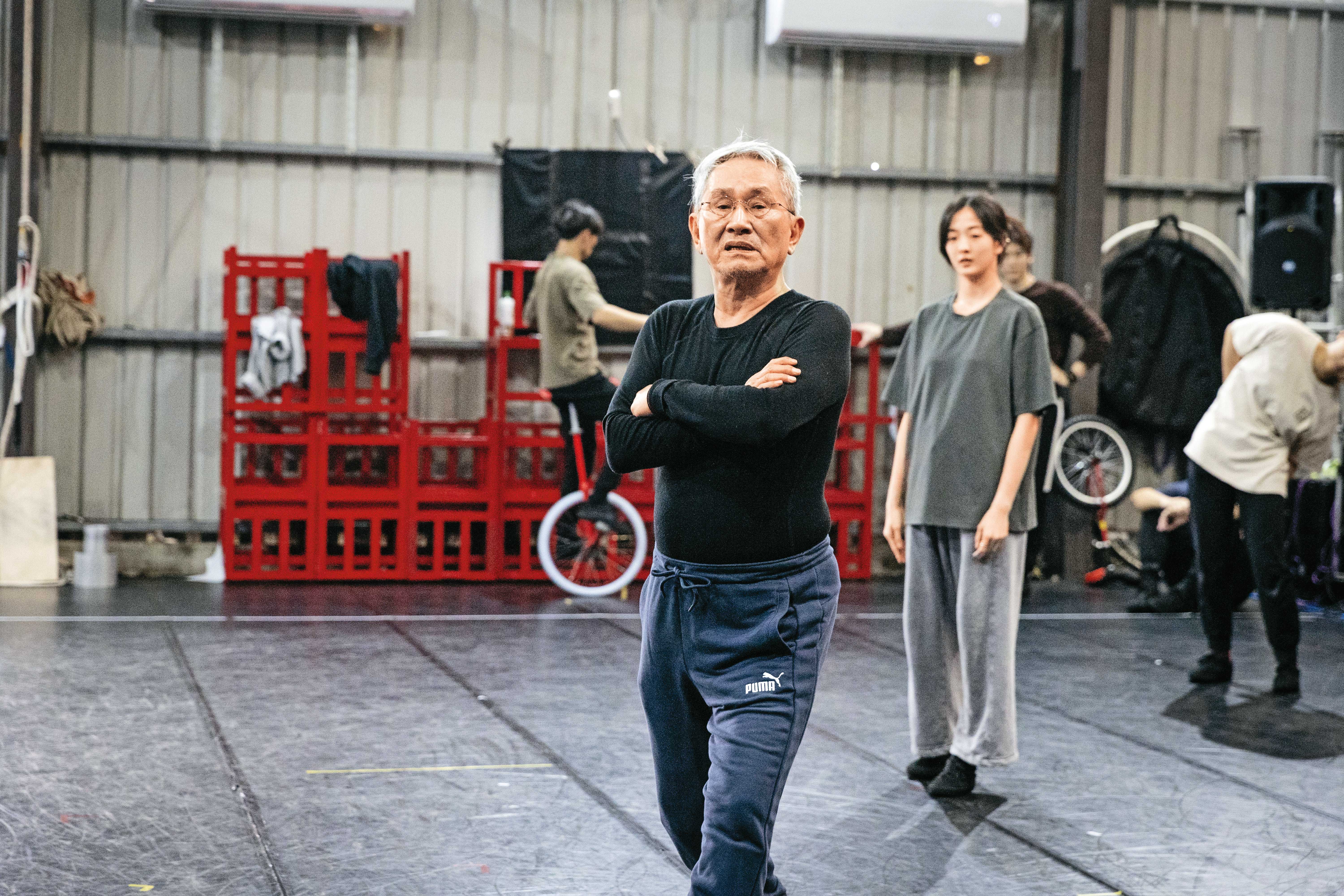 林懷民（前）在排練場神情專注地執導《幾米男孩的100次勇敢》彩排。