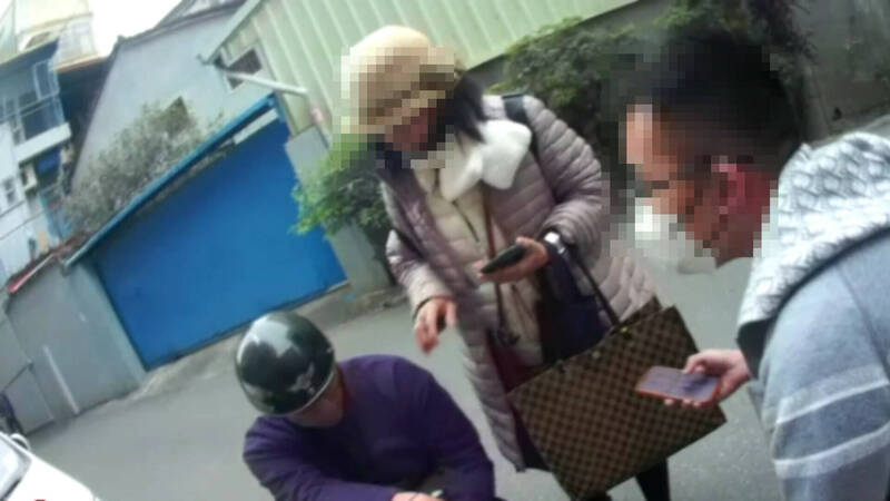 曾經被騙兩百萬的陳女（中間站立者）淪為車手，旁邊兩人為收水手及監視車手。（警方提供）