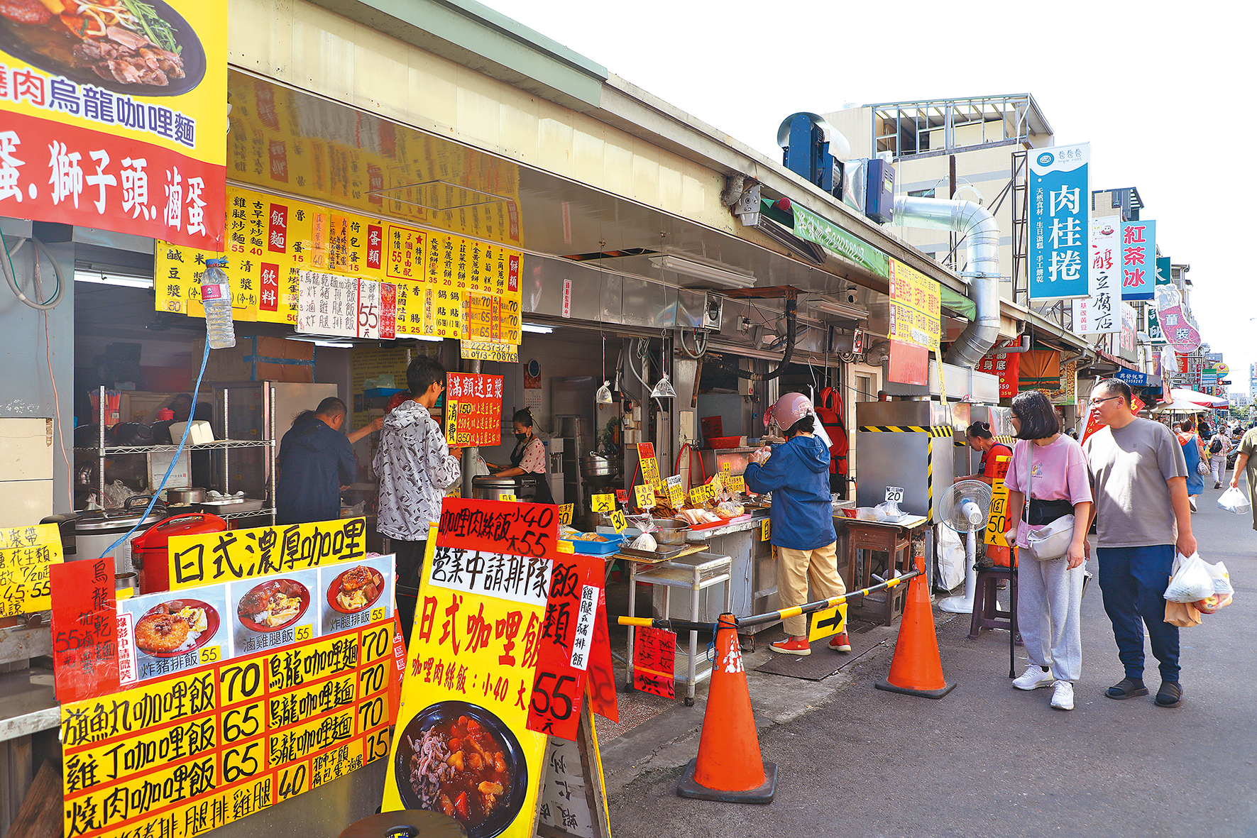 「樂群早餐店」是第五市場高CP值的代表,每天早上到中午,人潮不絕。