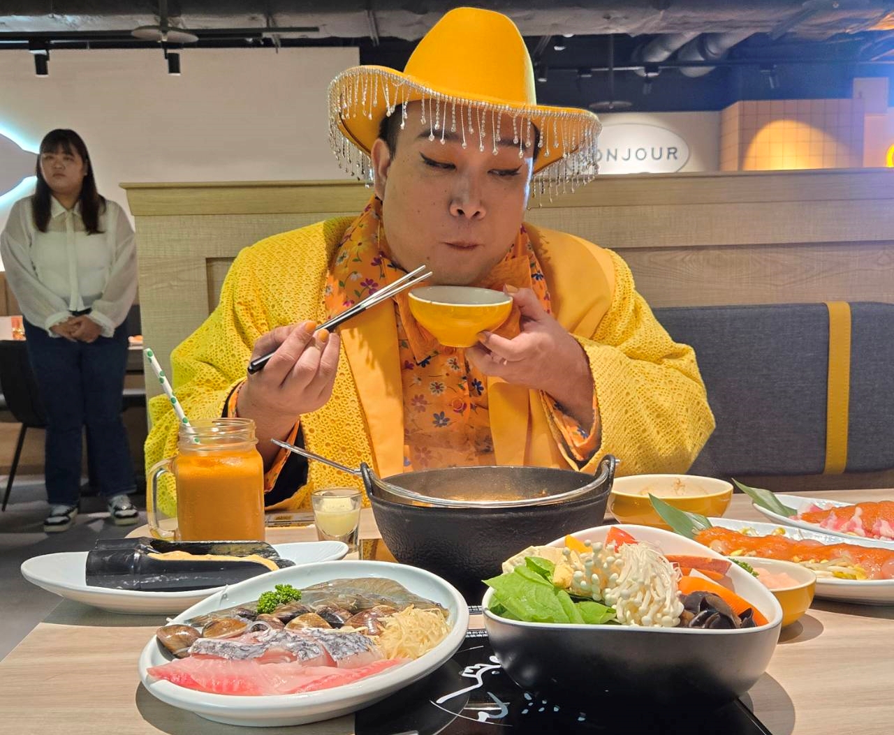 火鍋品牌「雞湯大叔」，7月1日與網紅Alizabeth娘娘聯手推出泰式口味湯底。