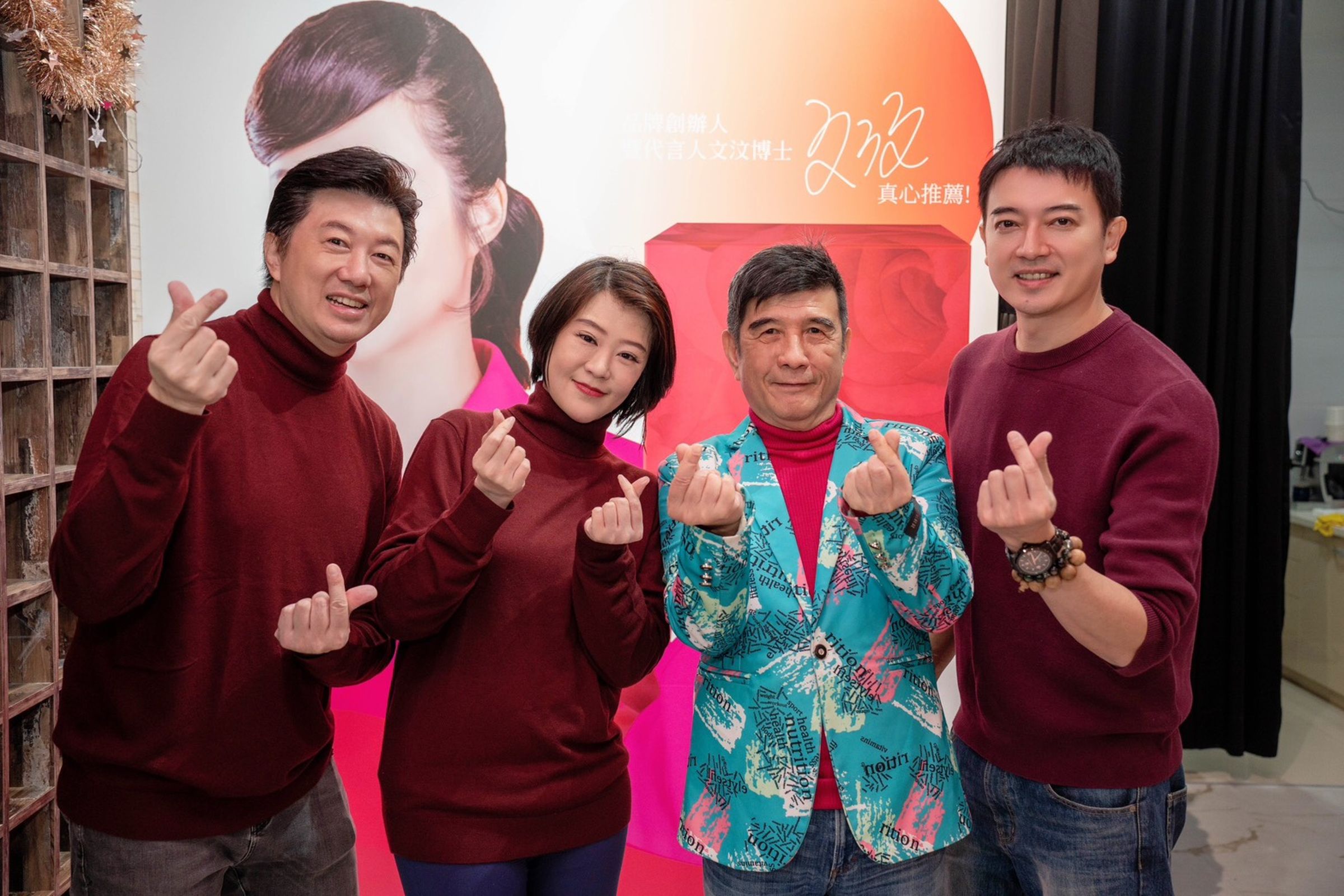 吳皓昇（左一）、文汶（左二）與葉佳修（右二）、田家達（右一）同框合照，為歲末公益注入滿滿正能量。（民視提供）