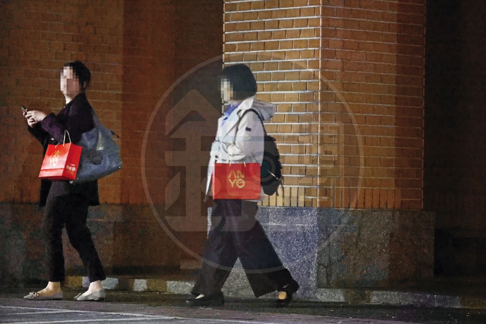 晚上約8點11分,經濟部代表及AIT官員陸續步出MD餐廳,還人手一袋紅色伴手禮