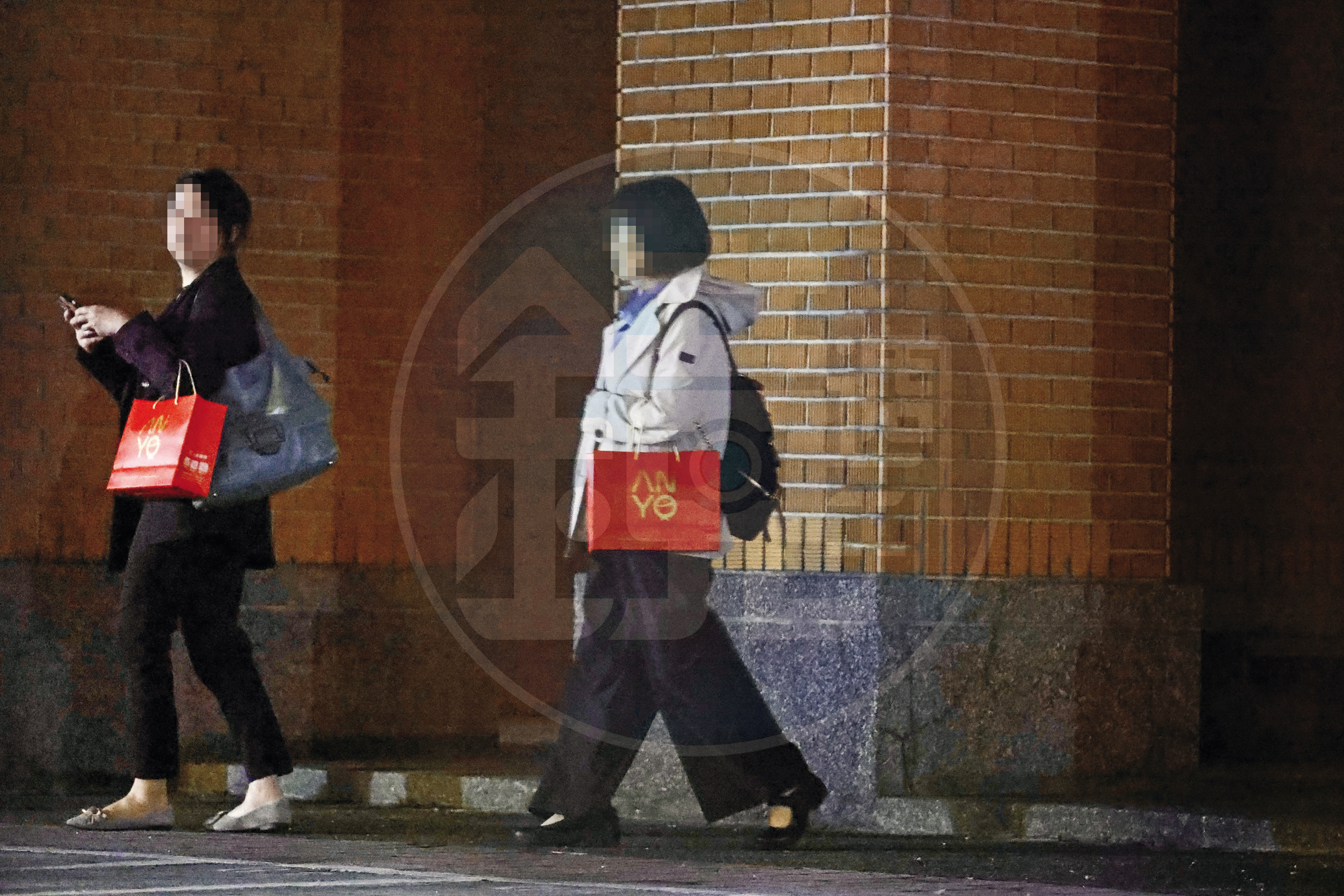 晚上約8點11分，經濟部代表及AIT官員陸續步出MD餐廳，還人手一袋紅色伴手禮。
