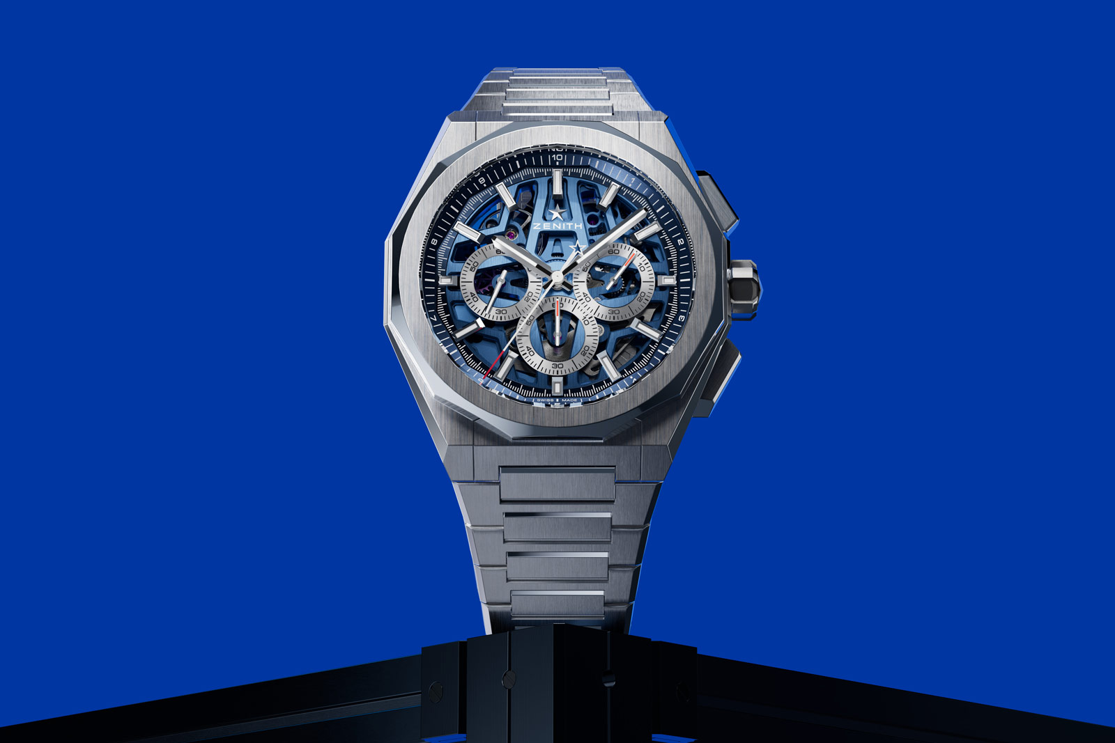 Defy Skyline Skeleton Chronograph 真力時著名的 1/10 秒計時 El Primero 3600自動上鏈機芯，其中央大秒針在啟動計時之後，每10秒即可轉一圈，比一般計時碼錶足足快了六倍，玩賞價值非常高，而如今發表全新的SK鏤空版本，更可以從面盤正上方欣賞到機芯結構的運作。錶殼直徑42毫米，防水100米，配有快拆錶帶系統，有黑色與藍色鏤空錶盤兩種版本可供選擇。 功能：時、分、小秒針指示；1/10秒計時碼錶 機芯：自動上鏈機芯 定價：約NT$542,300