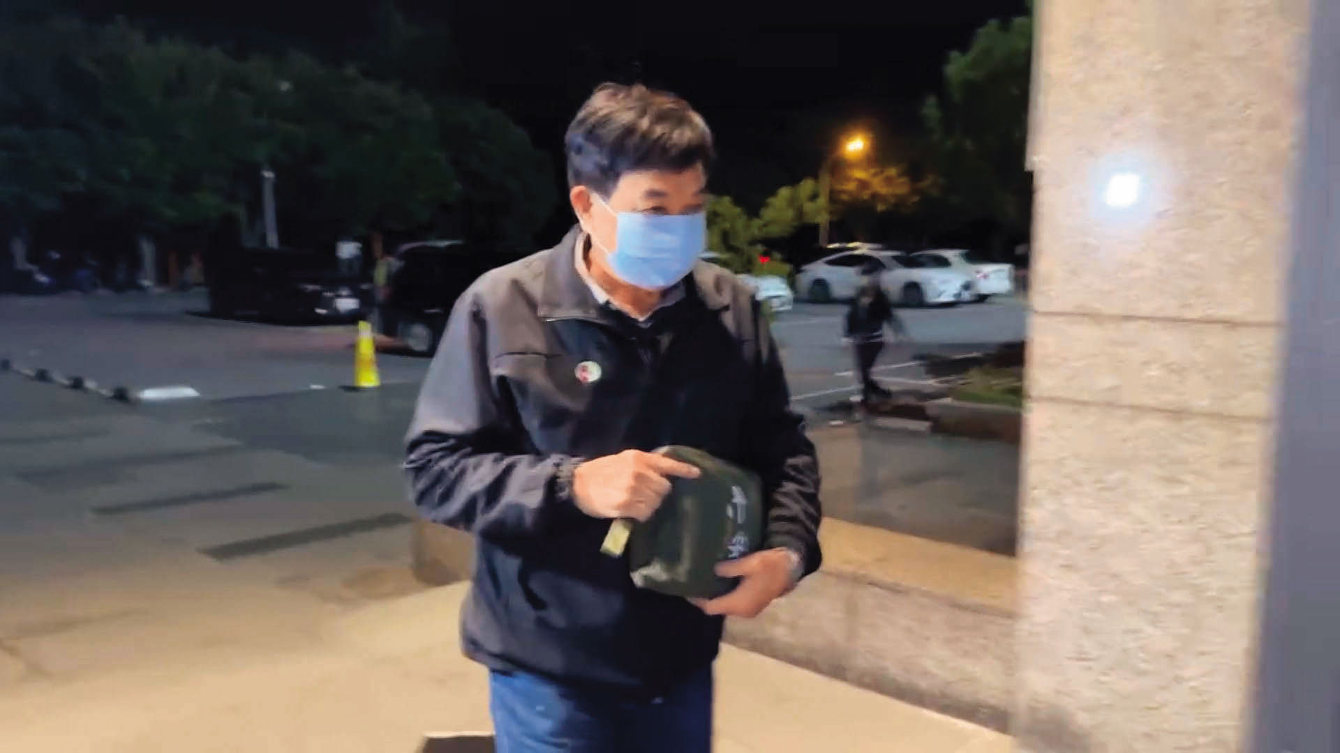 林清水應訊後成為此案首位被強制羈押的公職人員,象徵究責正式進入司法階段。(鏡新聞提供)