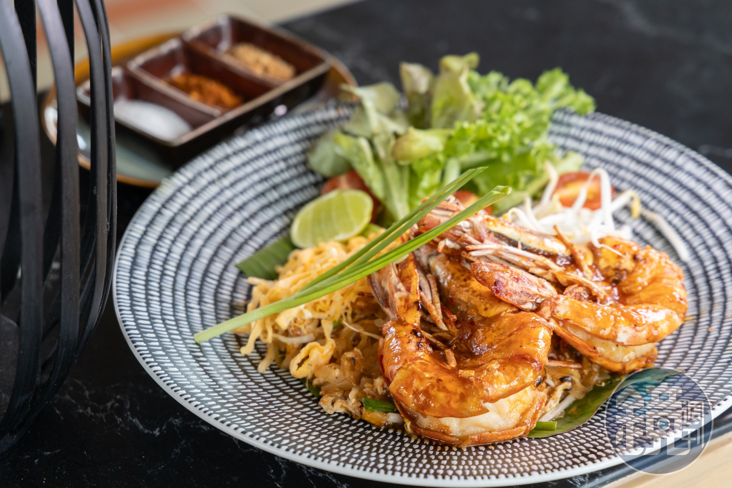 泰國必吃的炒河粉「PHAD THAI」,選配了兩隻大虎蝦,豪華度加倍。(650泰銖/份,約NT$583)
