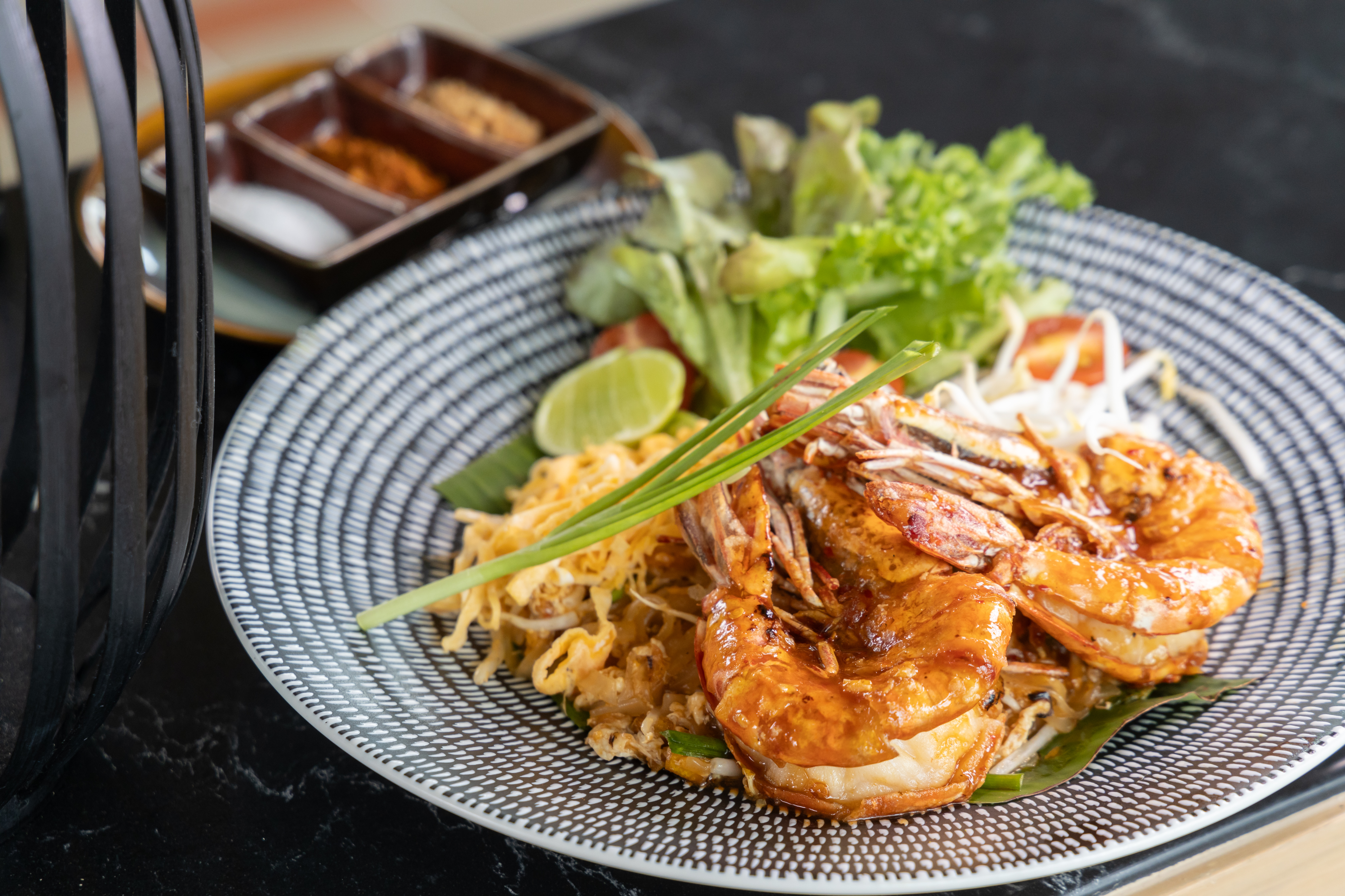 泰國必吃的炒河粉「PHAD THAI」，選配了兩隻大虎蝦，豪華度加倍。（650泰銖／份，約NT$583）