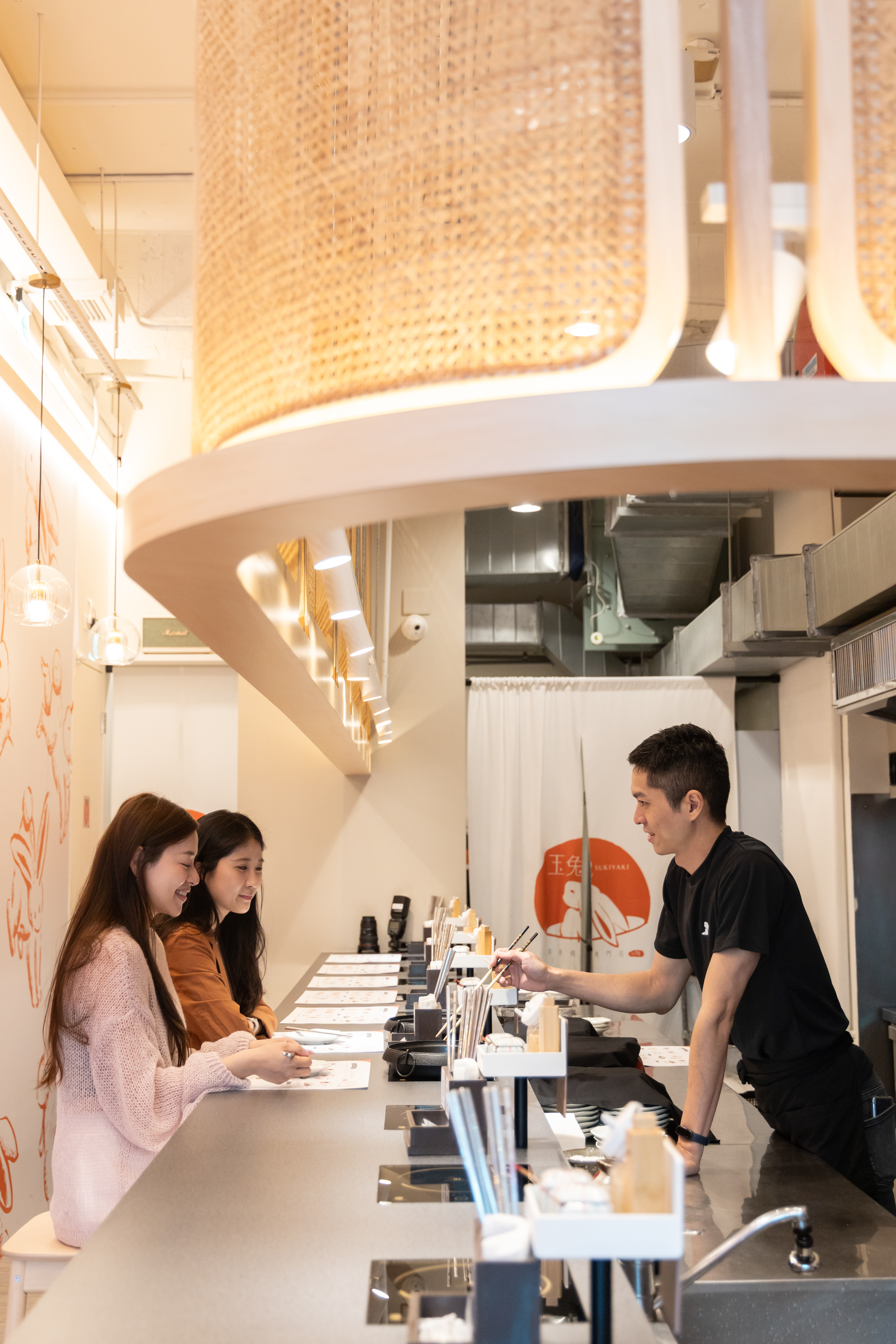 玉兔嚴守關西派壽喜燒的講究工序,當套餐上桌時,會由專人為顧客親手開鍋煎煮。
