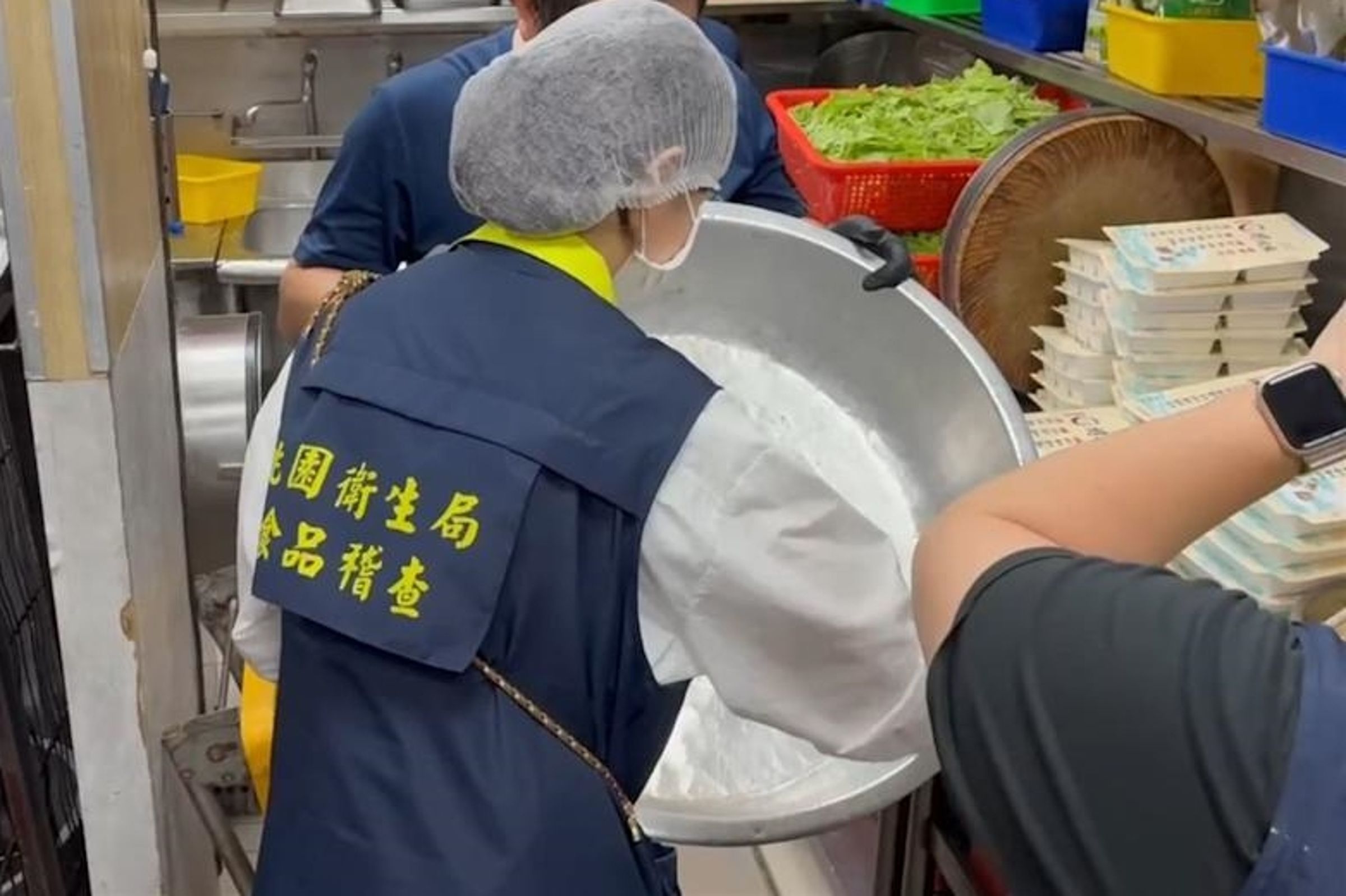 桃園市內壢知名的「上野烤肉飯」內壢店爆發疑似集體食物中毒事件。（桃園市衛生局提供）