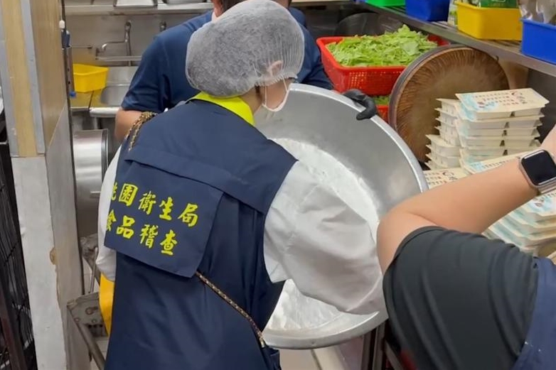 桃園市內壢知名的「上野烤肉飯」內壢店爆發疑似集體食物中毒事件。（桃園市衛生局提供）