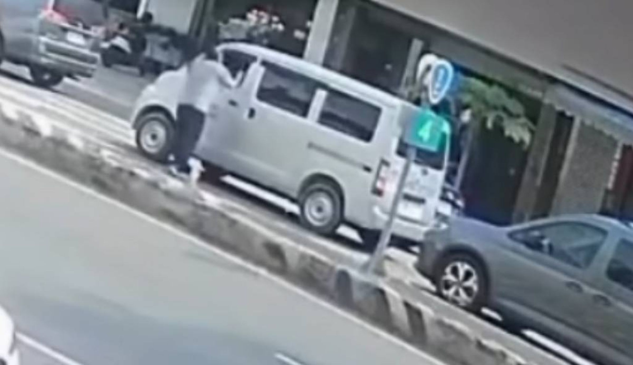 李先持刀透過車窗攻擊葉男。（網路翻攝）