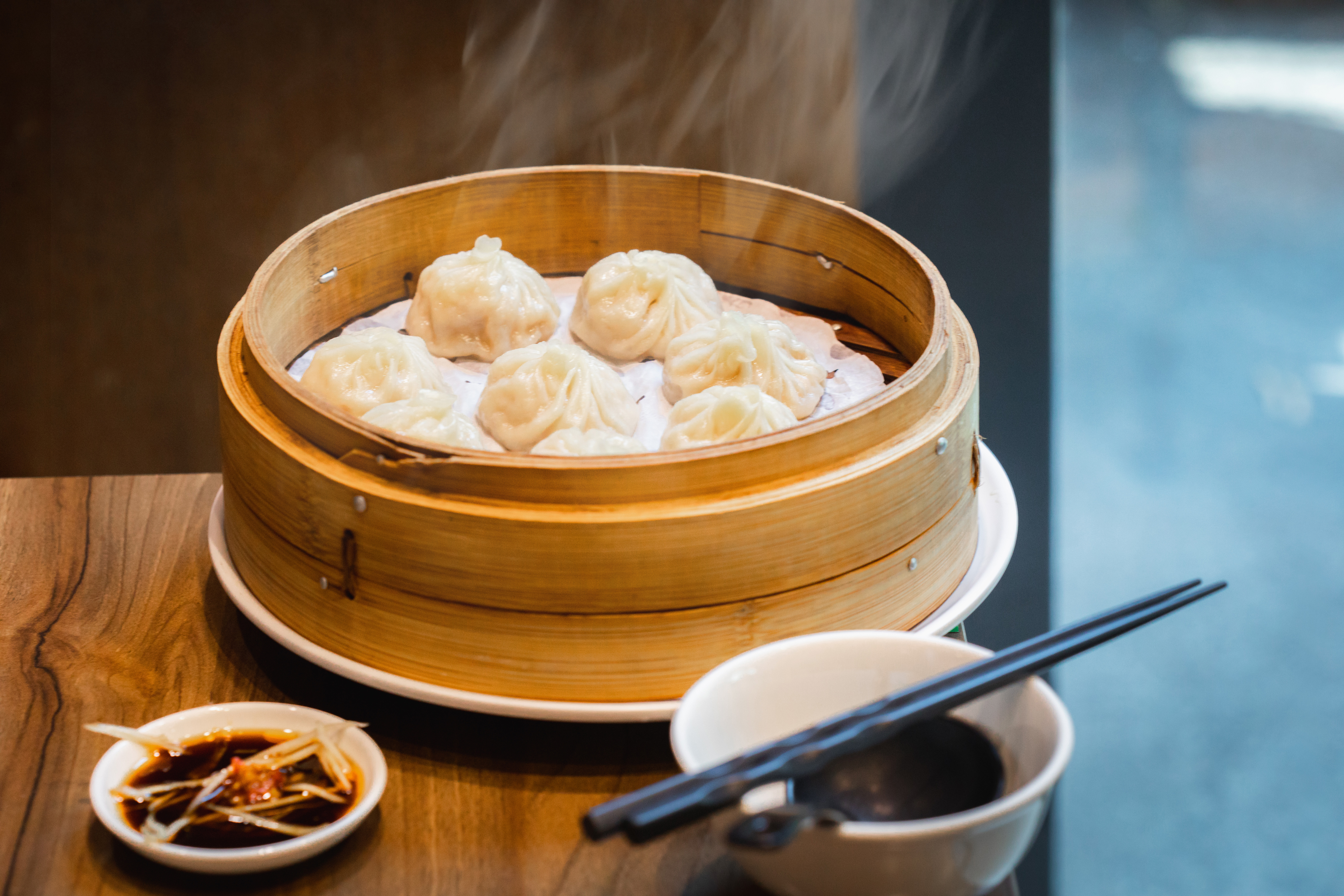 《台灣米其林指南2024》共評選4個城市，共有126個店家入選必比登推介，台中「滬舍餘味」就是必比登的老面孔，飄散熱氣的小籠包十分美味。