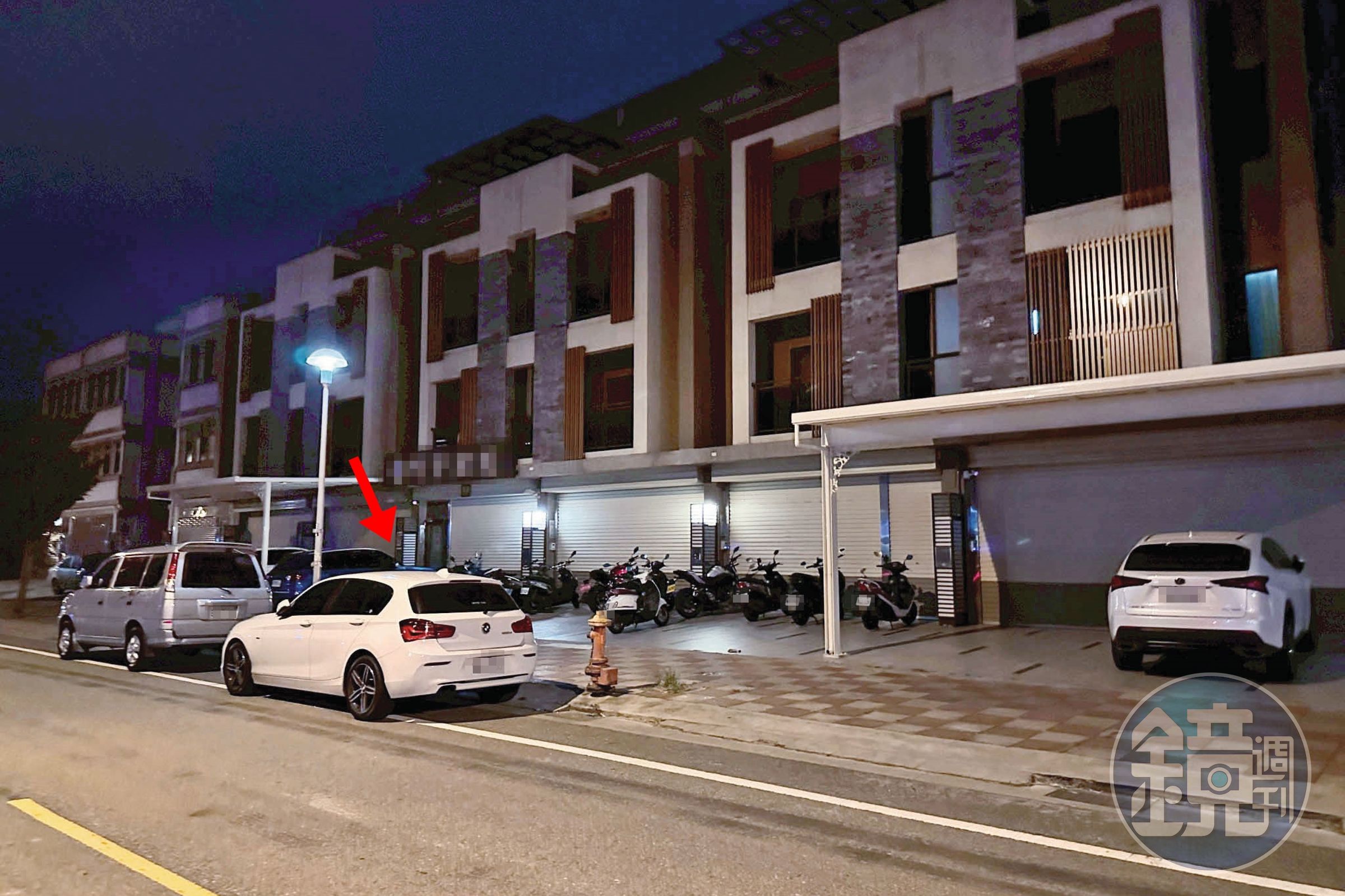 張妻到台積電竹南廠附近的日租套房查看,果然發現丈夫的車(箭頭處)。(讀者提供)