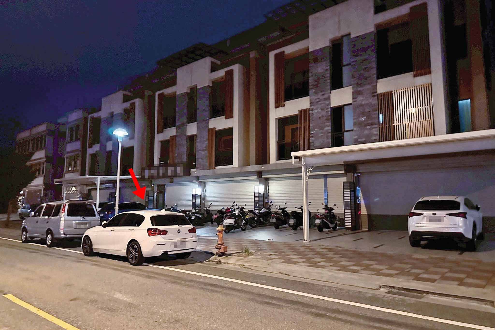 張妻到台積電竹南廠附近的日租套房查看，果然發現丈夫的車（箭頭處）。（讀者提供）