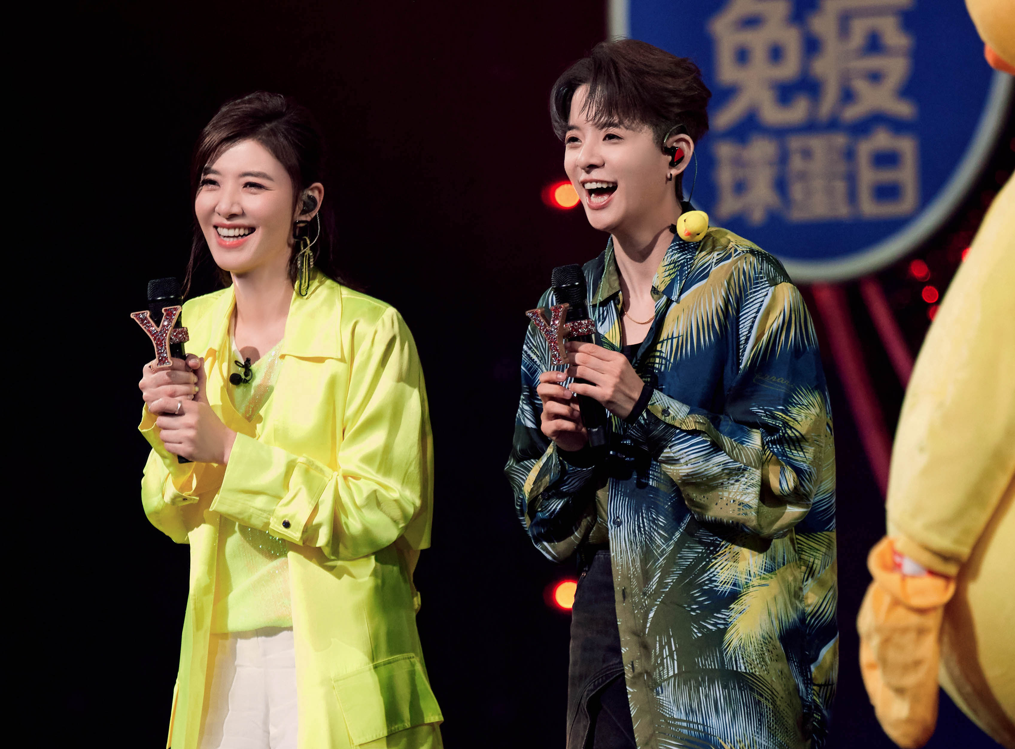 蘇慧倫在陸綜《我們的歌》與Amber劉逸雲合唱經典歌曲〈鴨子〉。（相信音樂提供）