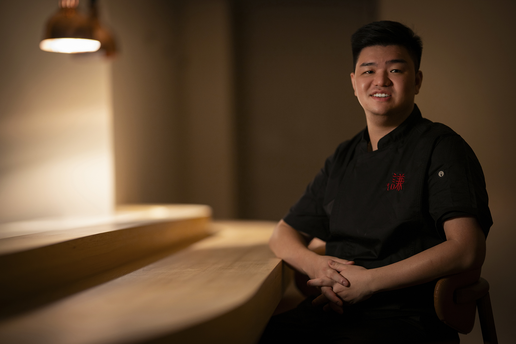 年僅32歲的鍾謦謙,歷練過諸多名店,是新一代備受注目的日本料理主廚。(すし謙提供)