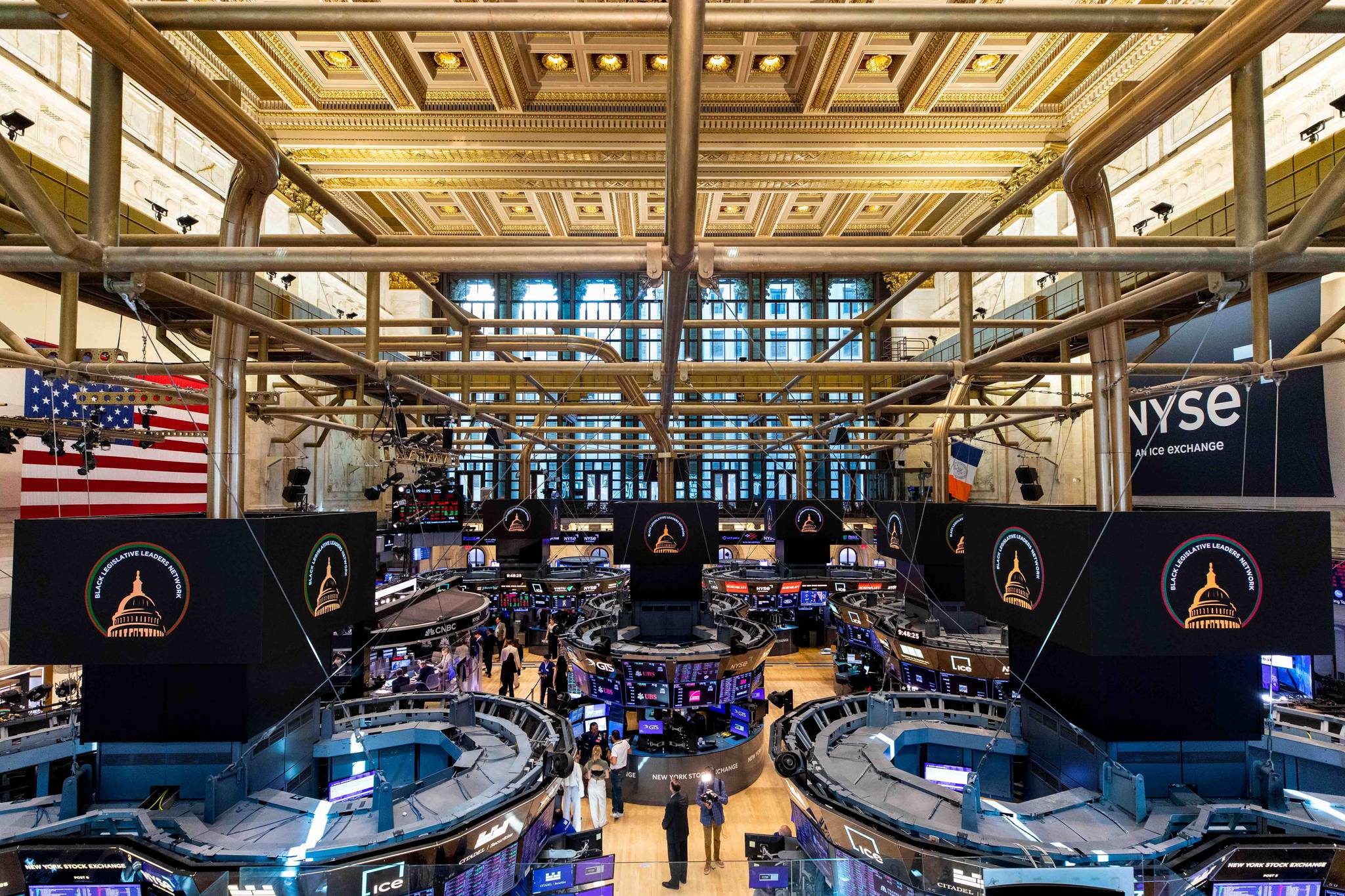 美股重挫，道瓊指數暴跌超過千點。圖為紐約證交所。（翻攝自NYSE臉書）