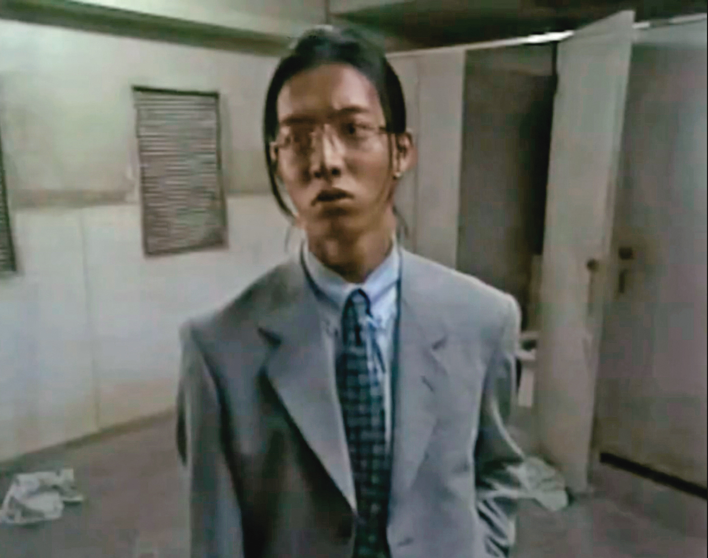 日本男神木村拓哉曾演出1995年《世界奇妙物語—廁所塗鴨》。(翻攝自BiliBili網站)