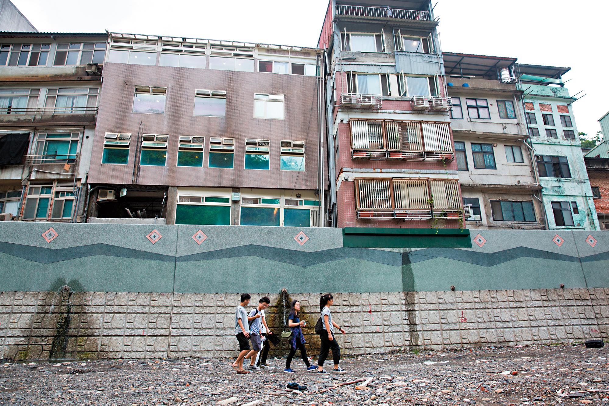 網友認為烏來老街缺乏規劃及美感，令人卻步。（本刊資料照）