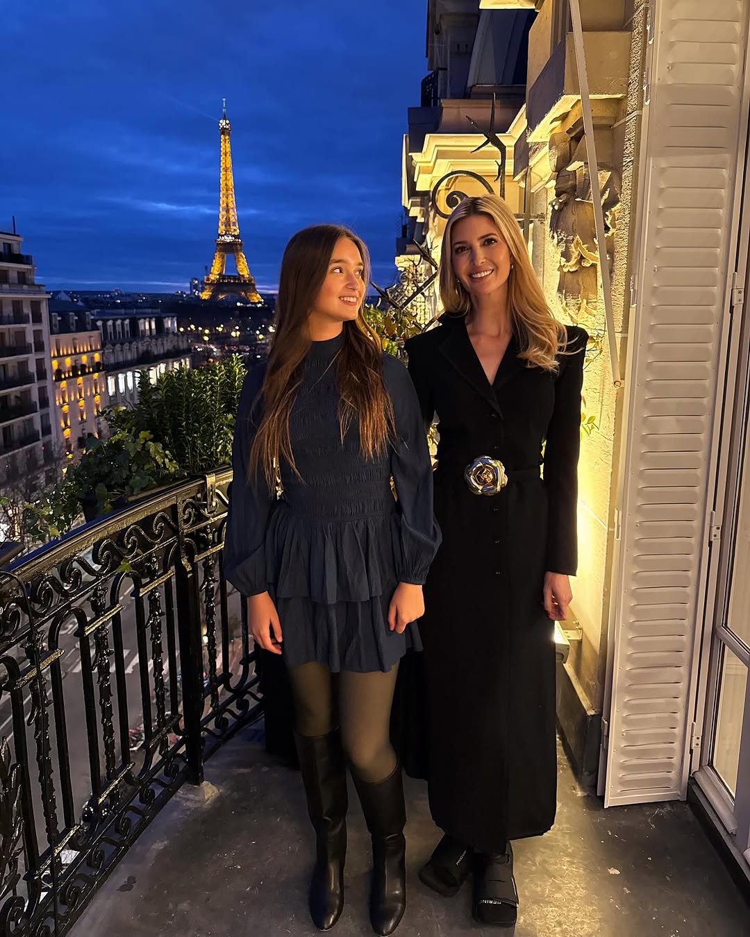 伊凡卡和女兒阿拉貝拉在巴黎鐵塔前合照。(翻攝ivankatrump IG)
