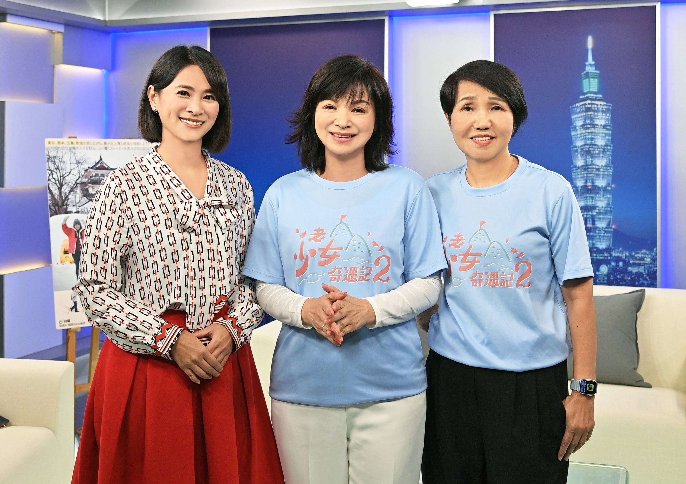 楊貴媚(中)、崔長華(右)接受台視《台灣名人堂》訪問,左為侯乃榕。(台視提供)