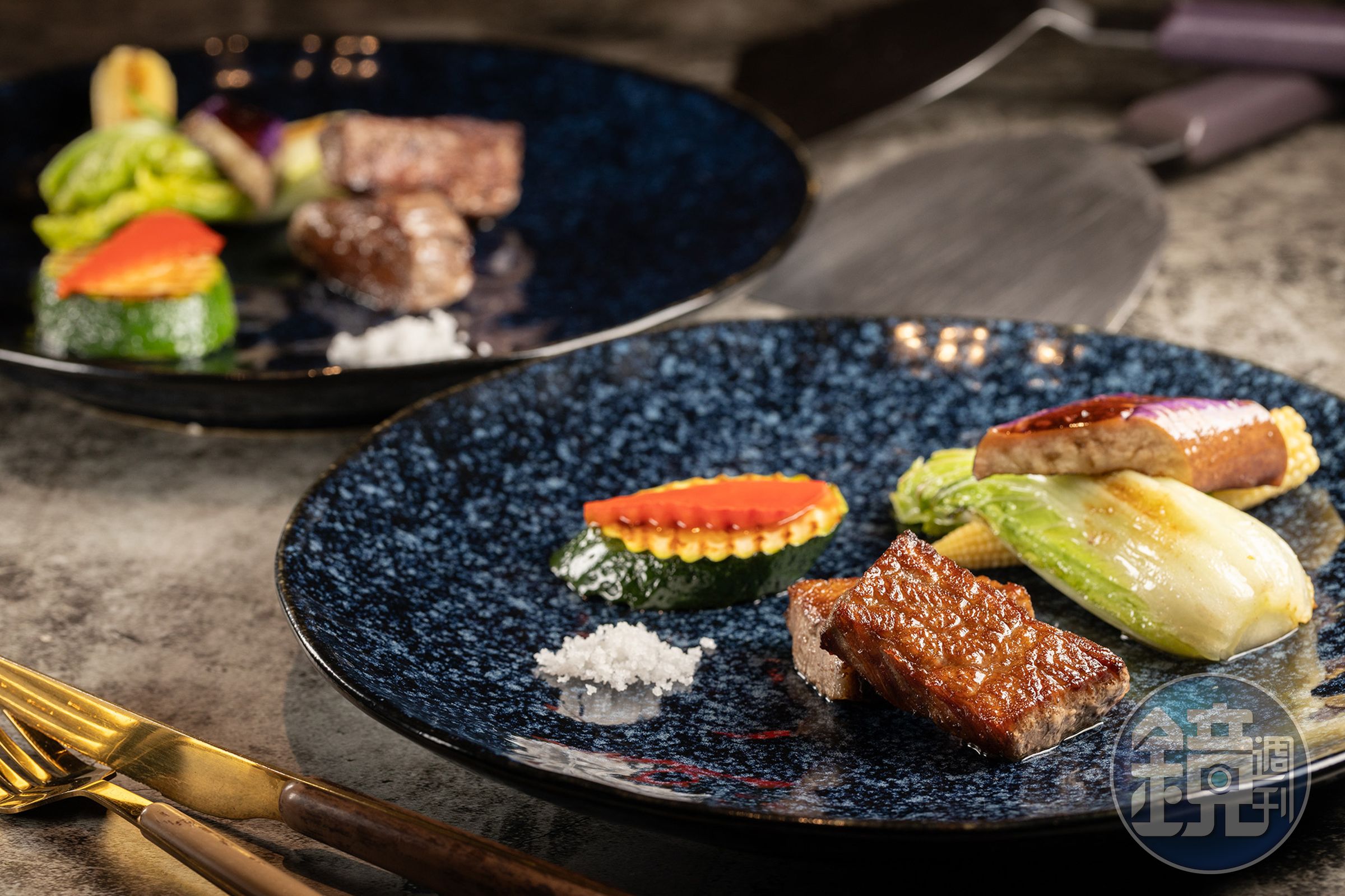 油花豐富的「日本A5和牛」(下,3,500元套餐菜色)與肉質細緻軟嫩的「澳洲M6和牛菲力」(上,2,000元套餐菜色)各有擁護者。