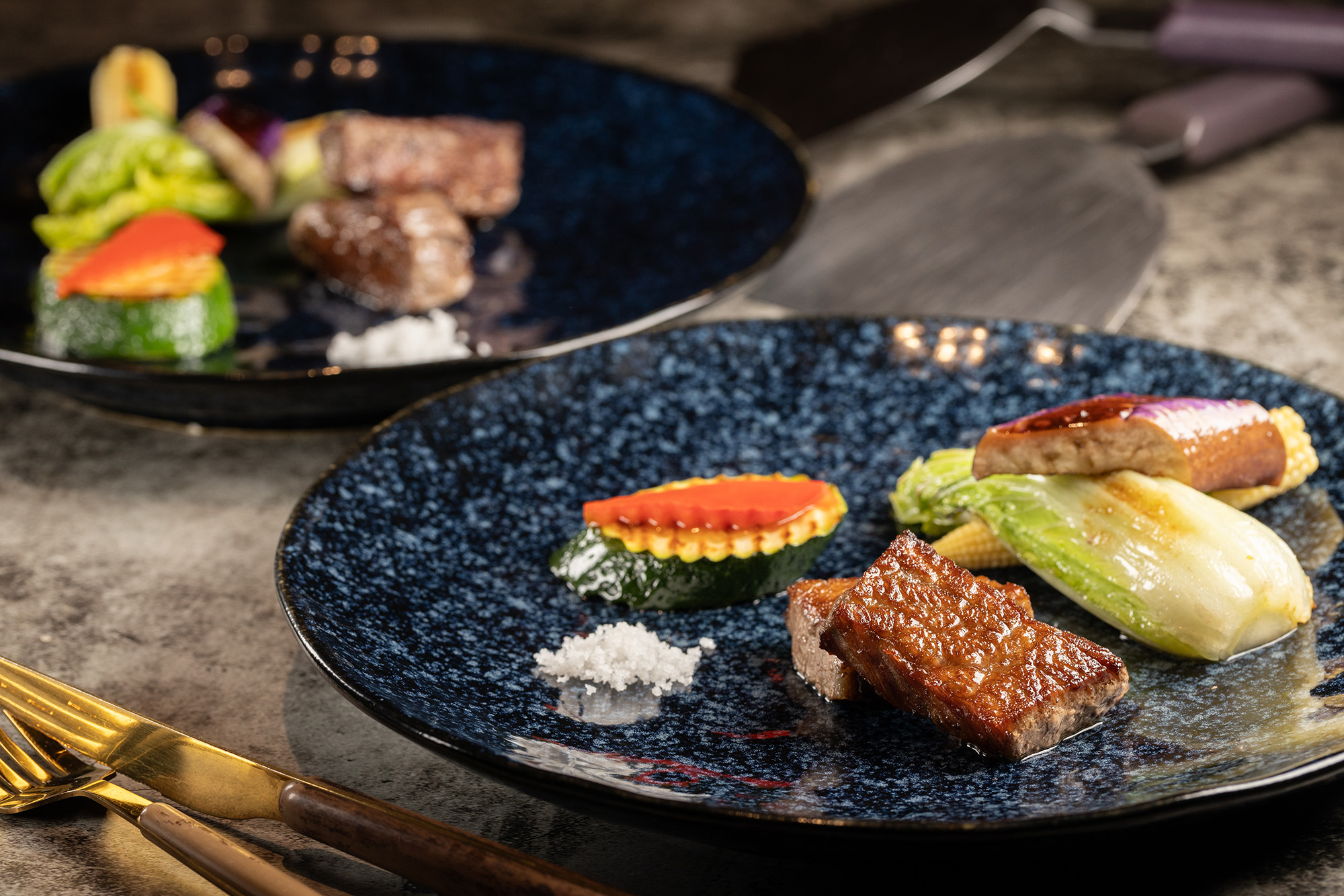 油花豐富的「日本A5和牛」（下，3,500元套餐菜色）與肉質細緻軟嫩的「澳洲M6和牛菲力」（上，2,000元套餐菜色）各有擁護者。