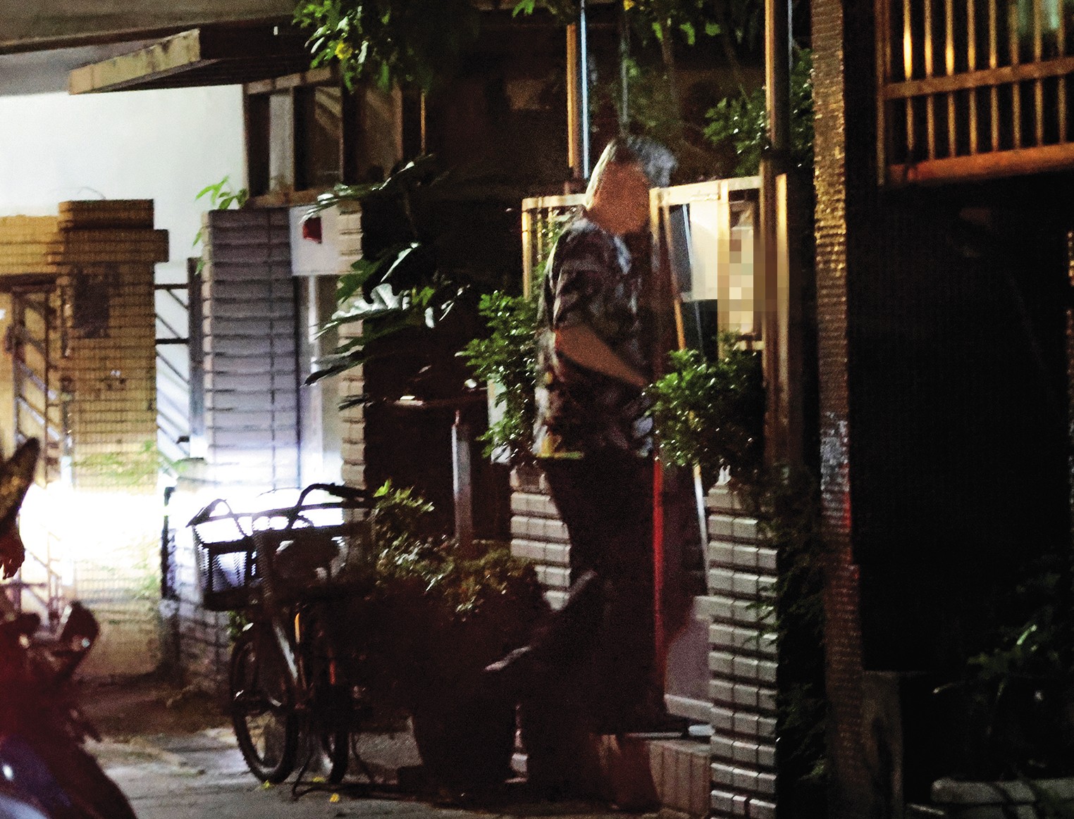 8/4 20:34吃完火鍋後,徐佳瑩與比爾賈分開回家。