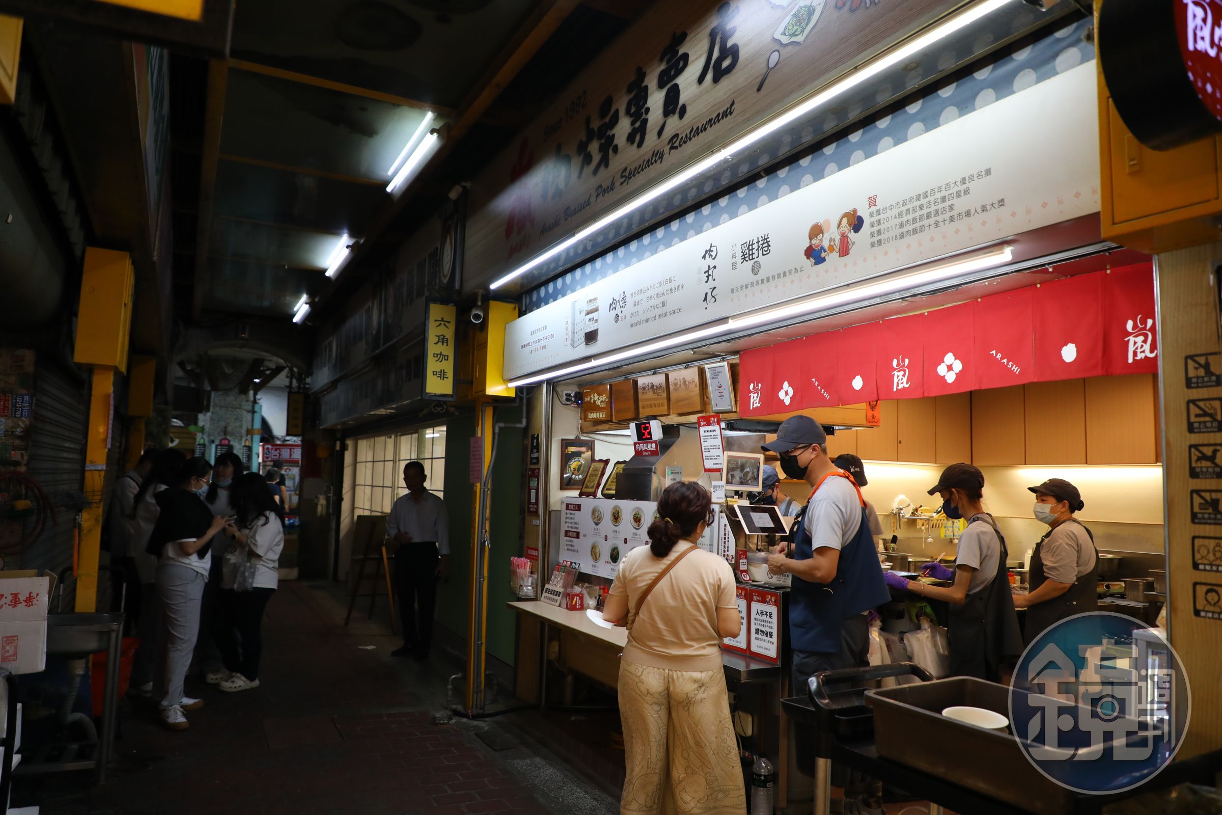 嵐肉燥專賣店的生意非常好，平常都要取號碼牌等叫號。