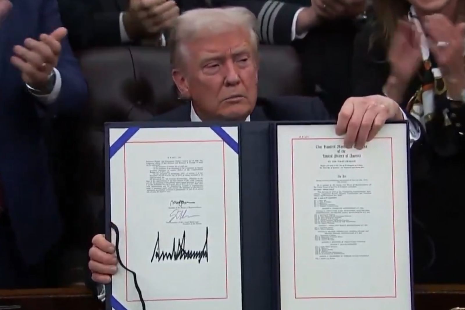 美國政府43天停擺落幕!川普簽署資金法案 點名選民「選舉別忘記」