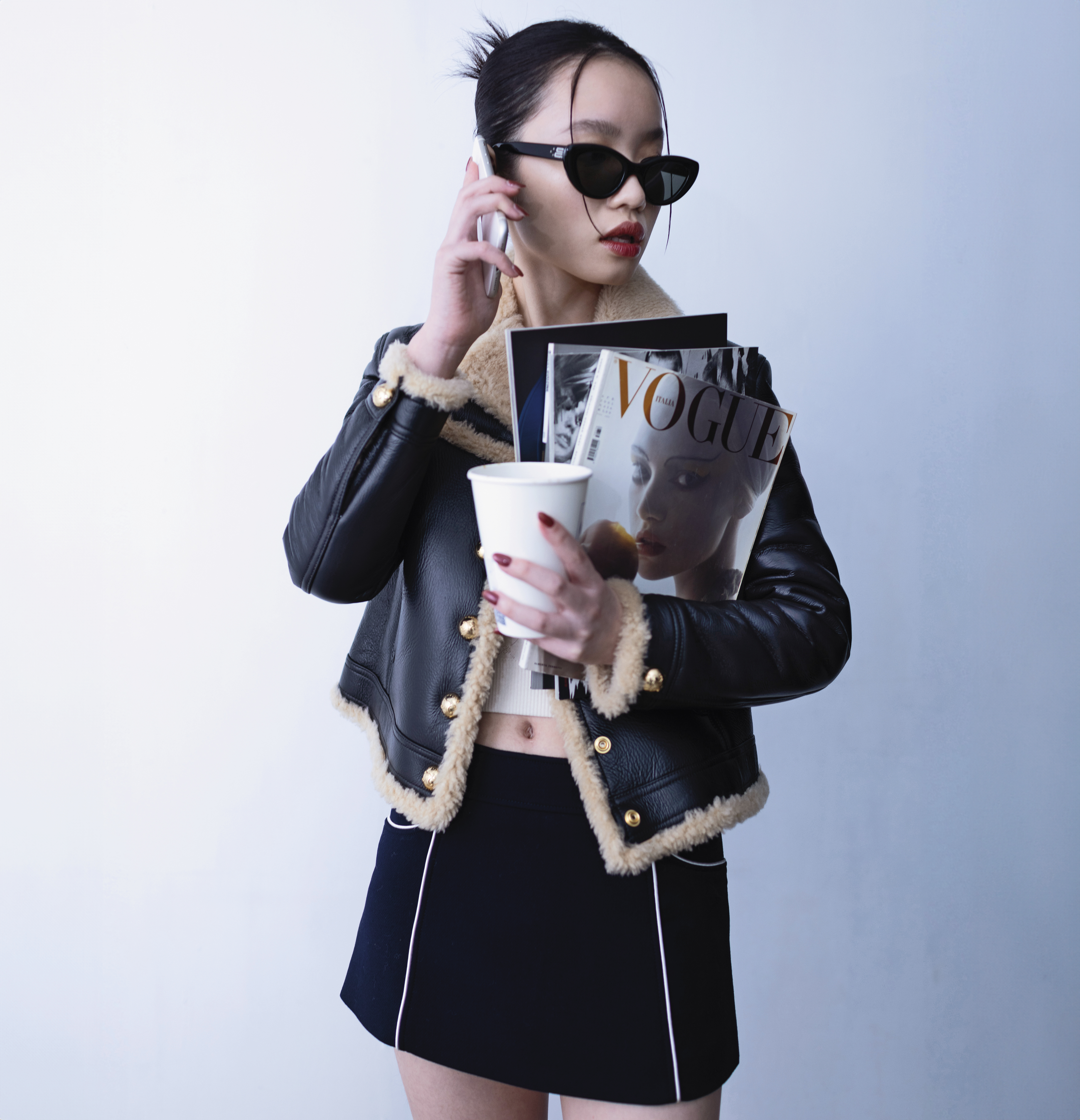柔軟羊毛革直身剪裁外套，NT$230,000 by CELINE BY HEDI SLIMANE。棉質平紋針織TRIOMPHE背心，價格店洽 by CELINE BY HEDI SLIMANE。雙面羊毛梯形迷你裙，NT$49,500 by CELINE BY HEDI SLIMANE。Conic墨鏡，價格店洽 by Gentle Monster。