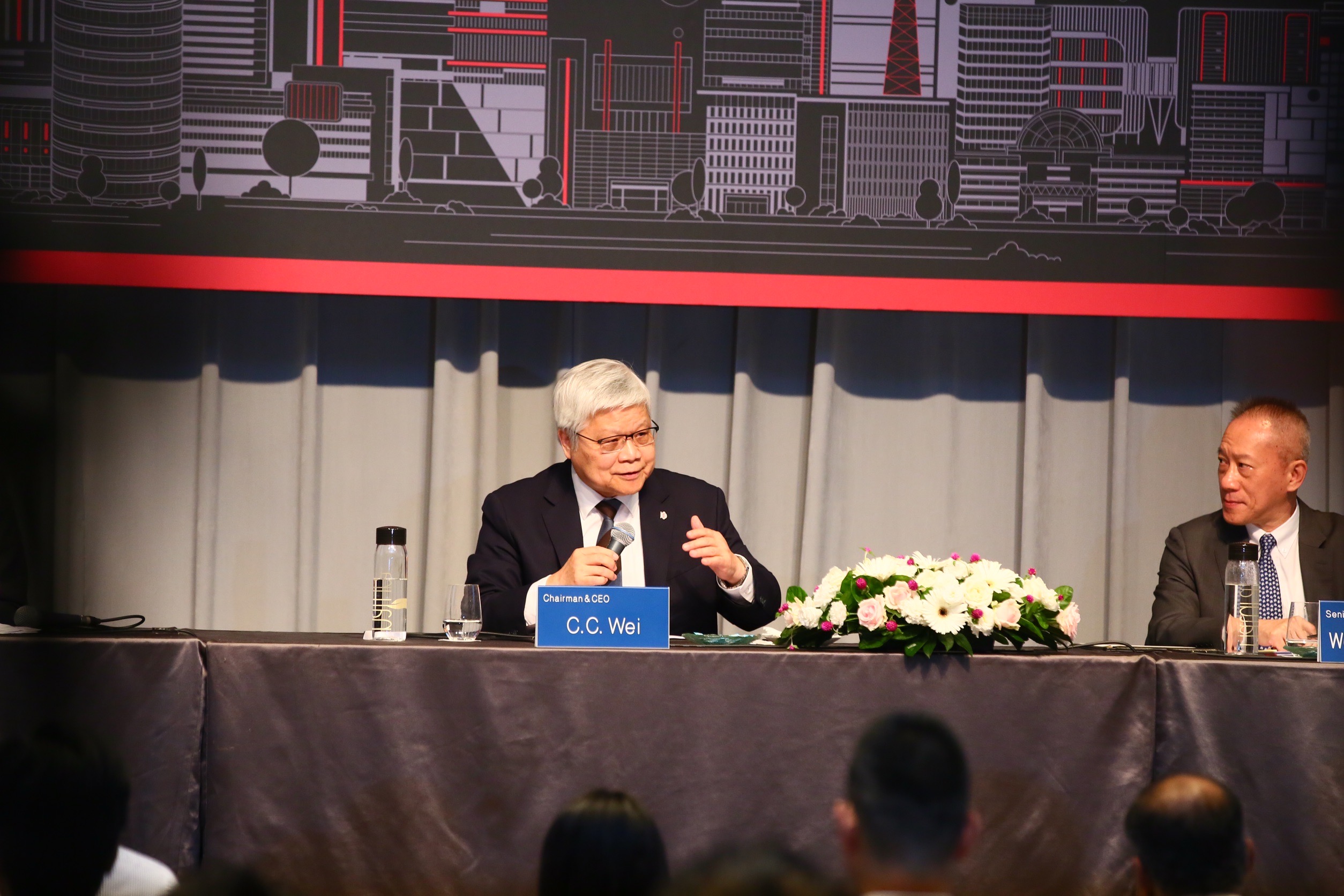 台積電董事長魏哲家表示，目前並未改變任何海外廠擴廠計畫。