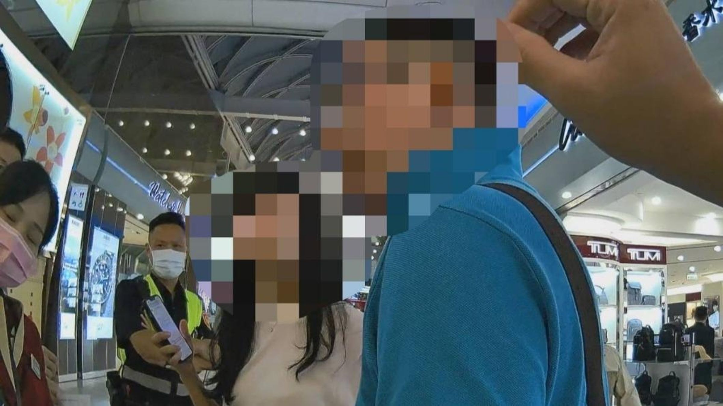 一名華航空姐與男友人大鬧機場,直道航警出面勸導才退關結束鬧劇。(翻攝自threads)