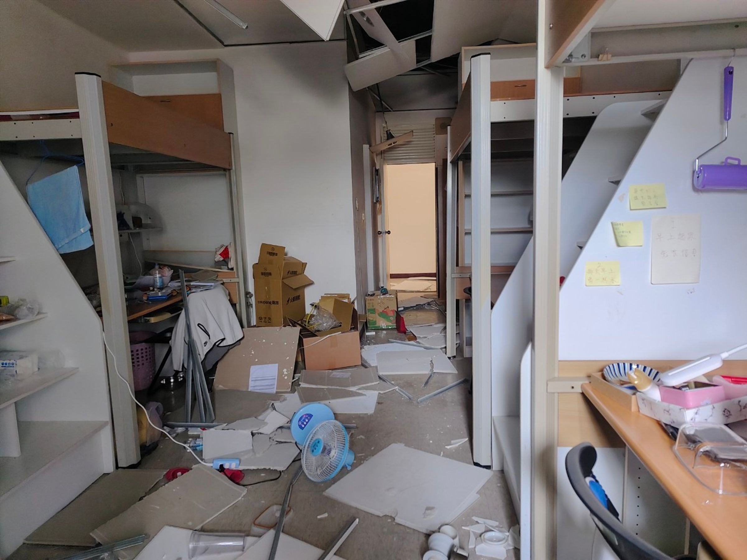 東華大學學生宿舍受損嚴重。(東華大學提供)