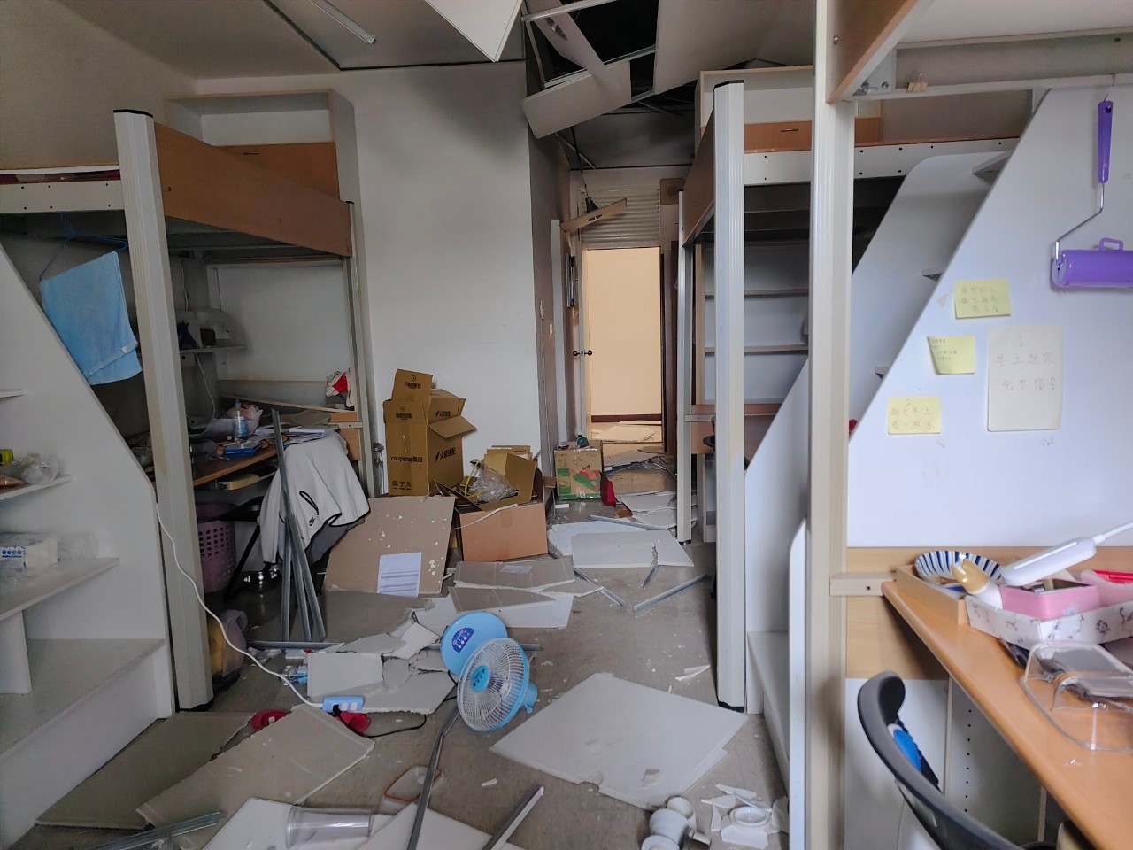 東華大學學生宿舍受損嚴重。(東華大學提供)