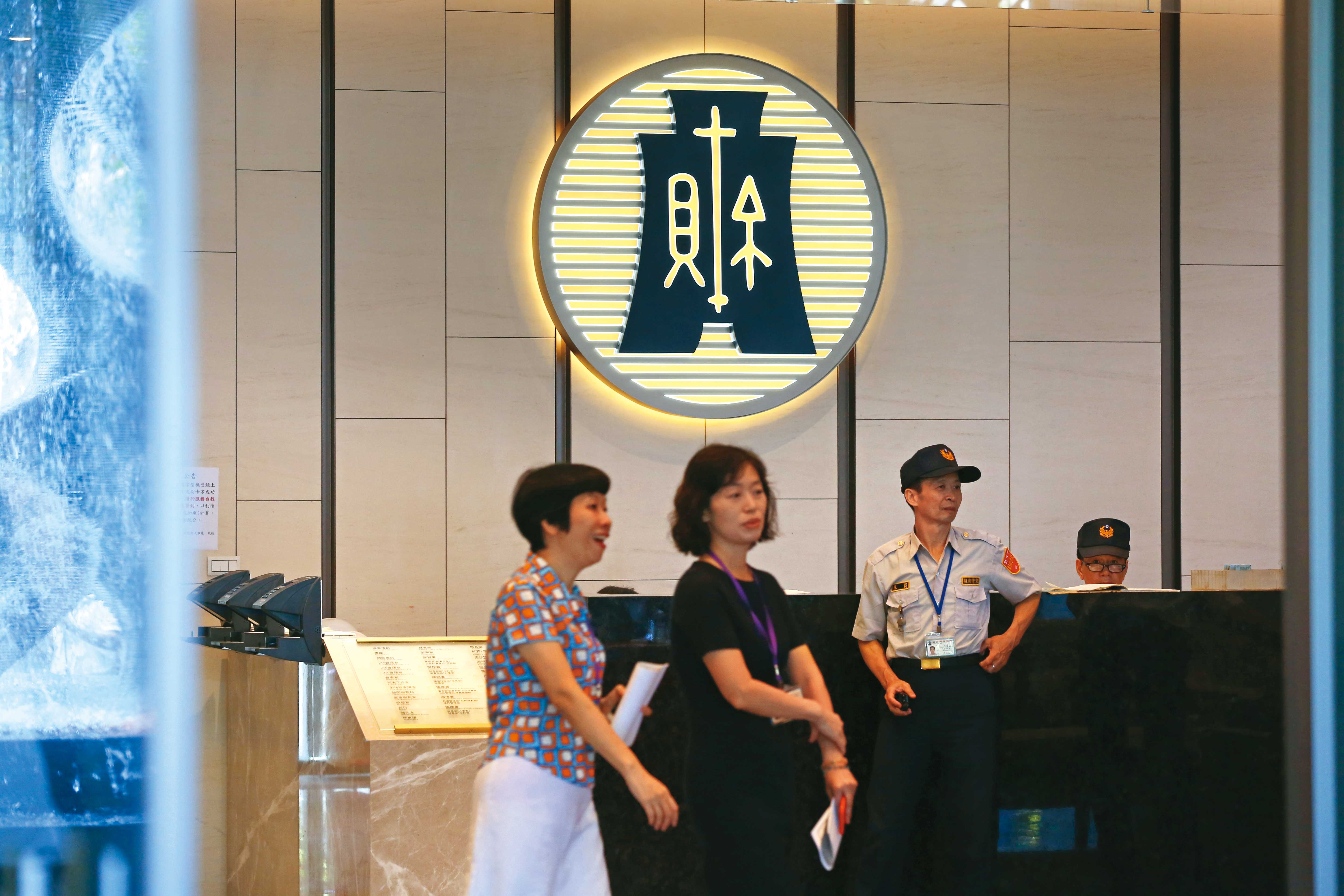 府院高層已下令，八大行庫全面備戰明年國票金董監事改選，持股從原先1成提高至近2成。