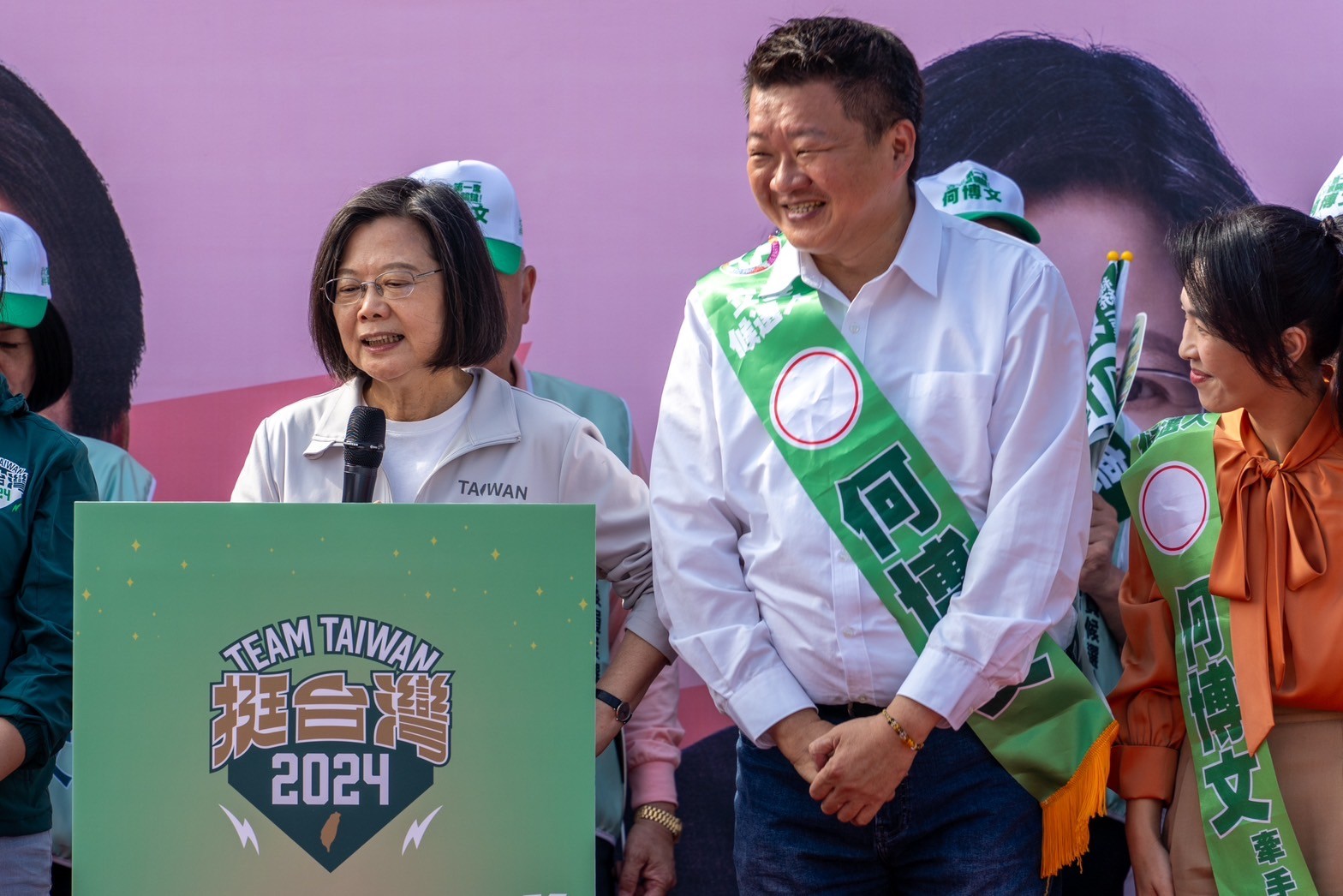 選戰倒數，總統蔡英文替何博文站台、拉票。（ 何博文辦公室提供 ）