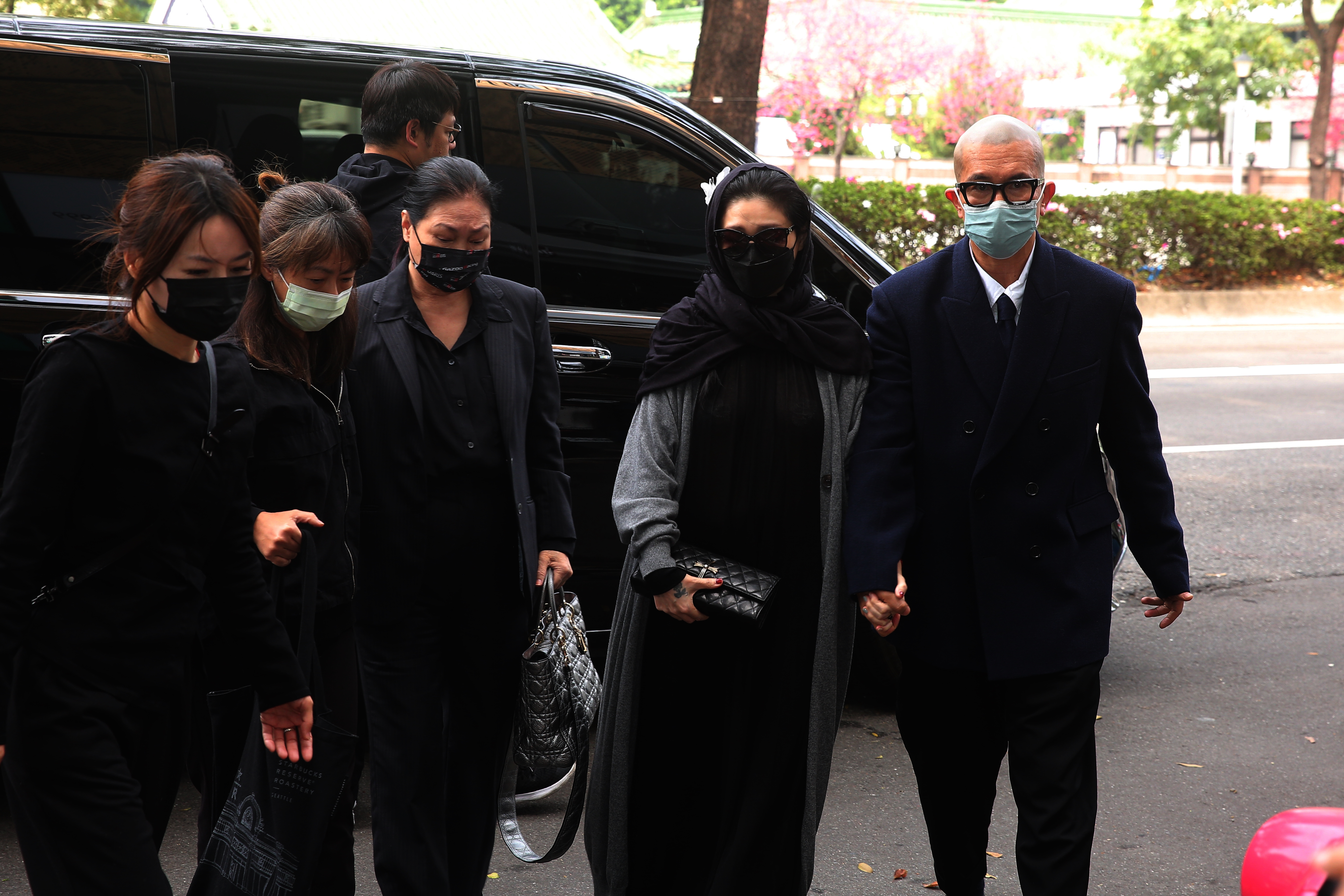 大S經紀人發聲明再轟張蘭，也替大S不平與心疼並解釋為何走光、指甲塗紅與露出白髮。（本刊資料照）