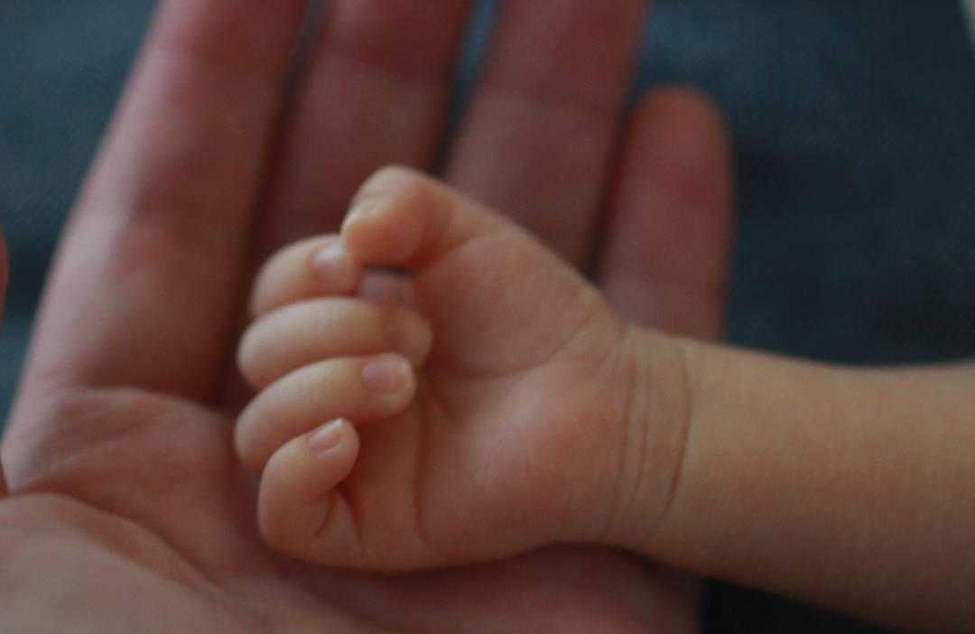 國外一名女子，產下寶寶後表示「我現在太開心了」，下秒卻突然猝死。（示意圖，photoAC）