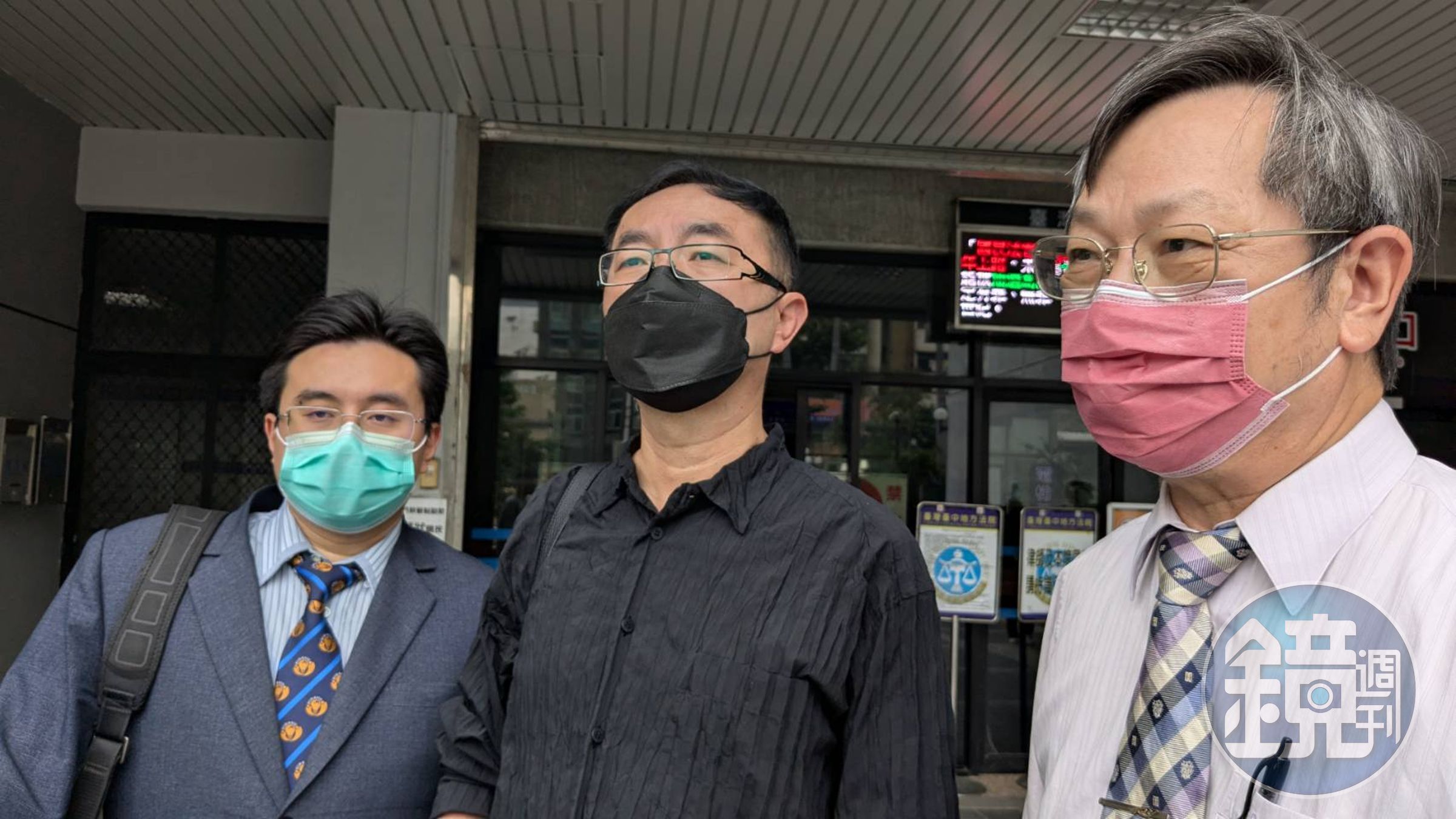 史鎮康（中）在兩名律師陪同下出庭。