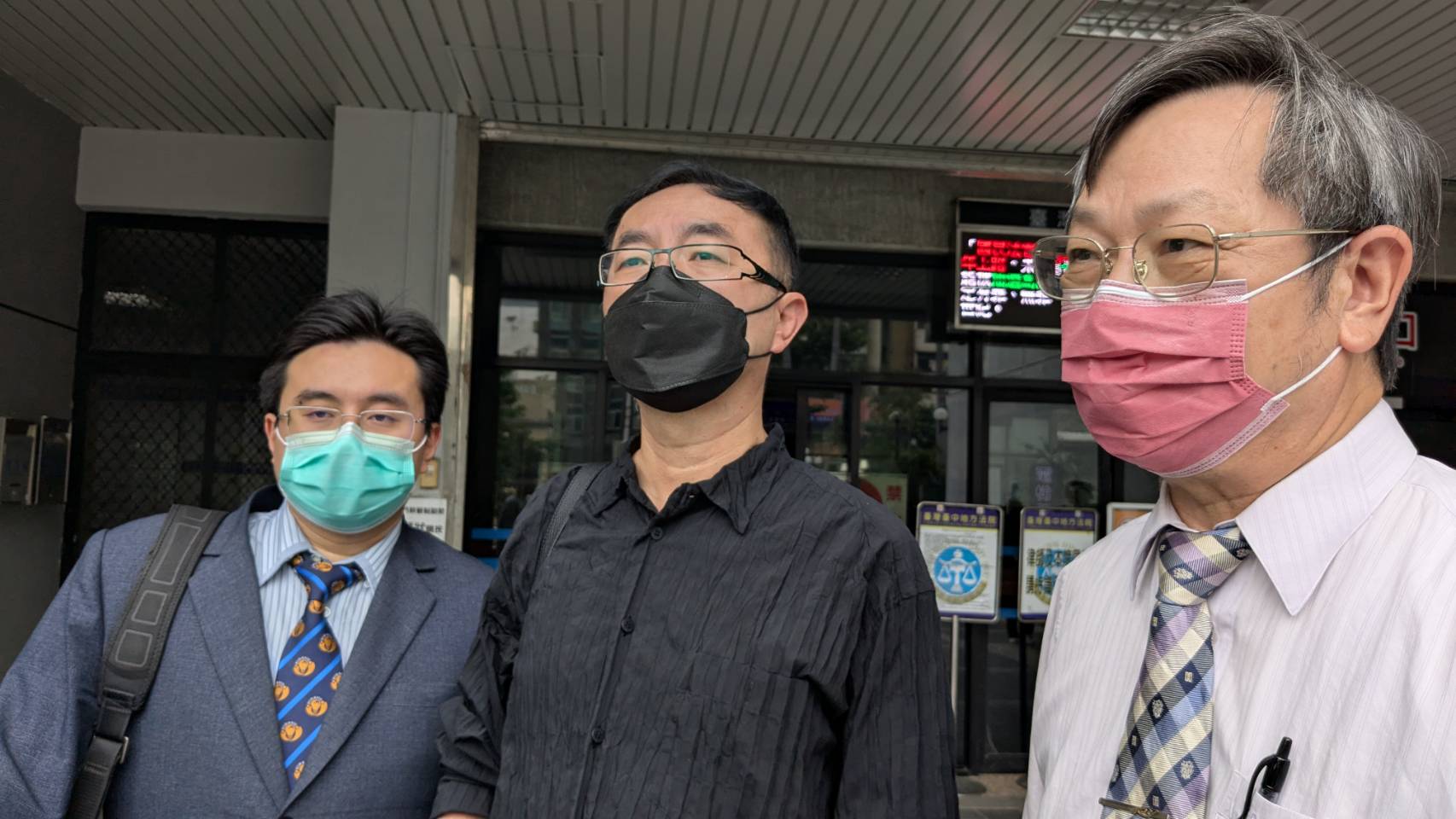 史鎮康（中）在兩名律師陪同下出庭。