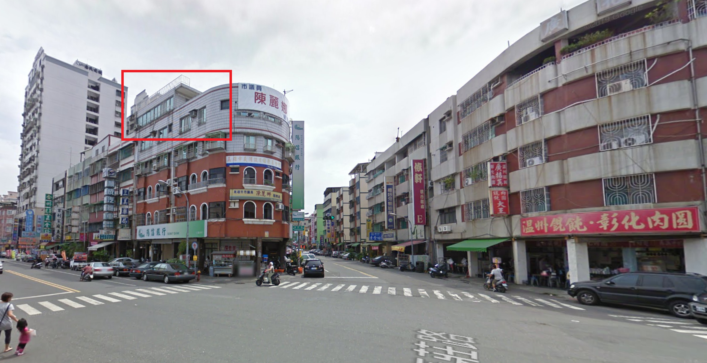 陳麗娜公寓在2009年,出現加蓋第6層,被Google街景紀錄下來。(翻攝Google)