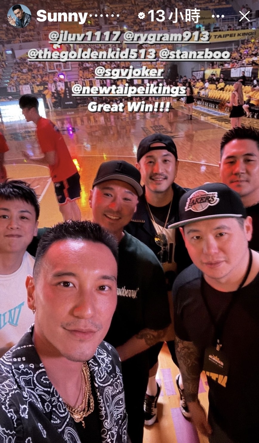 王陽明和一票好友看球。（翻攝IG）